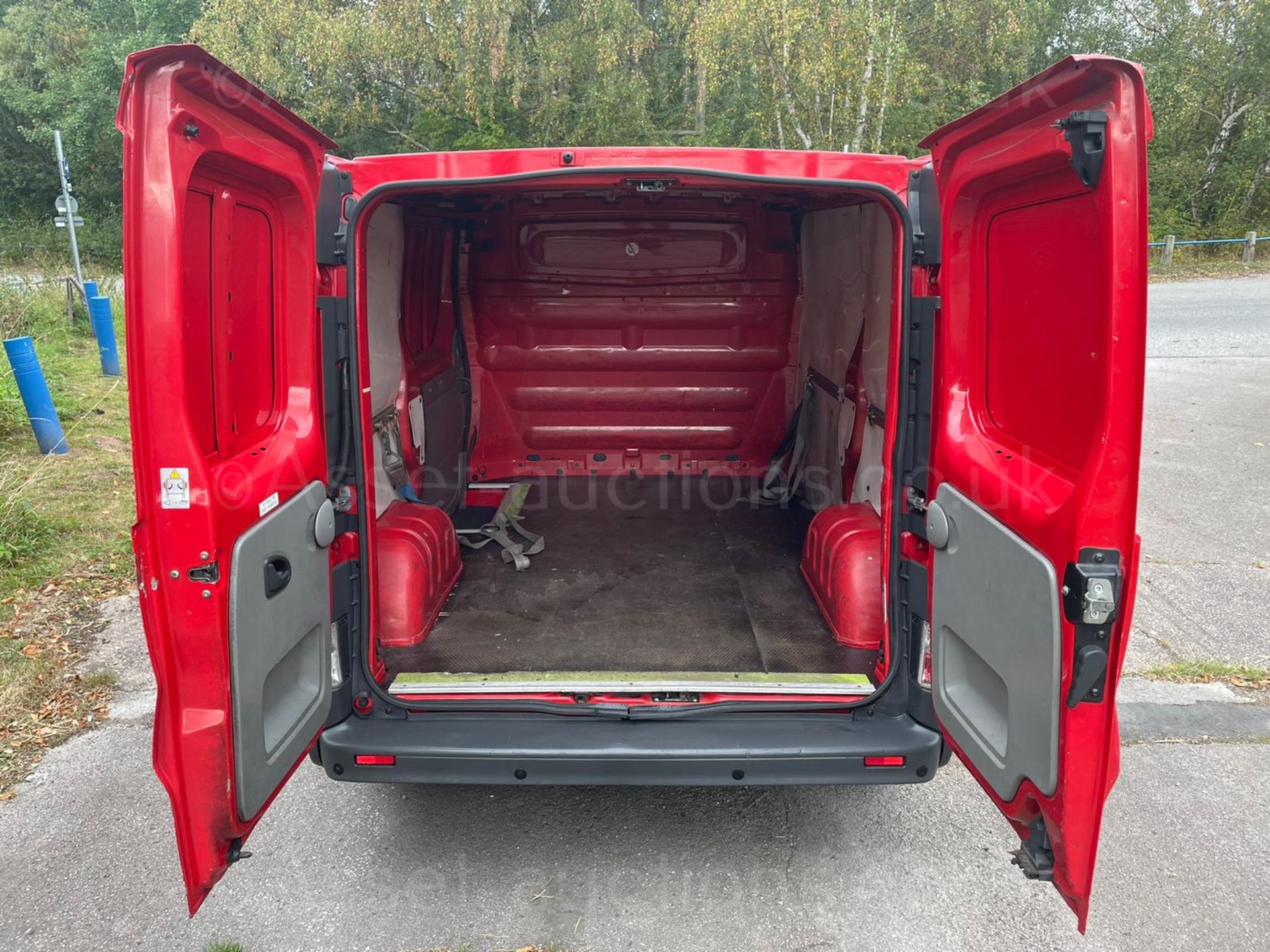 2009 VAUXHALL VIVARO 2700 CDTI SWB RED PANEL VAN, 2.0 DIESEL ENGINE, 125,530 MILES *NO VAT* - Image 16 of 38