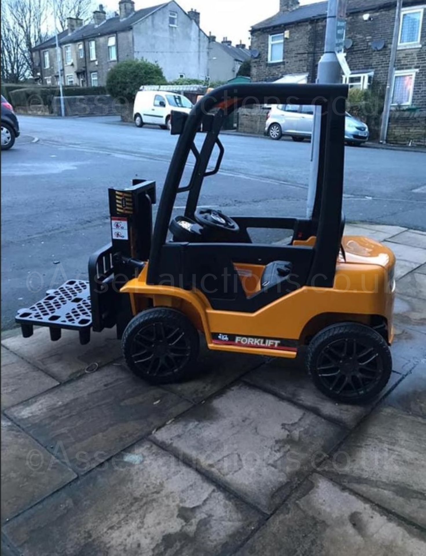 NEW! KIDS REMOTE CONTROL/MANUAL CONTROL FORKLIFT STARTS AND DRIVES ! *PLUS VAT* - Image 6 of 14