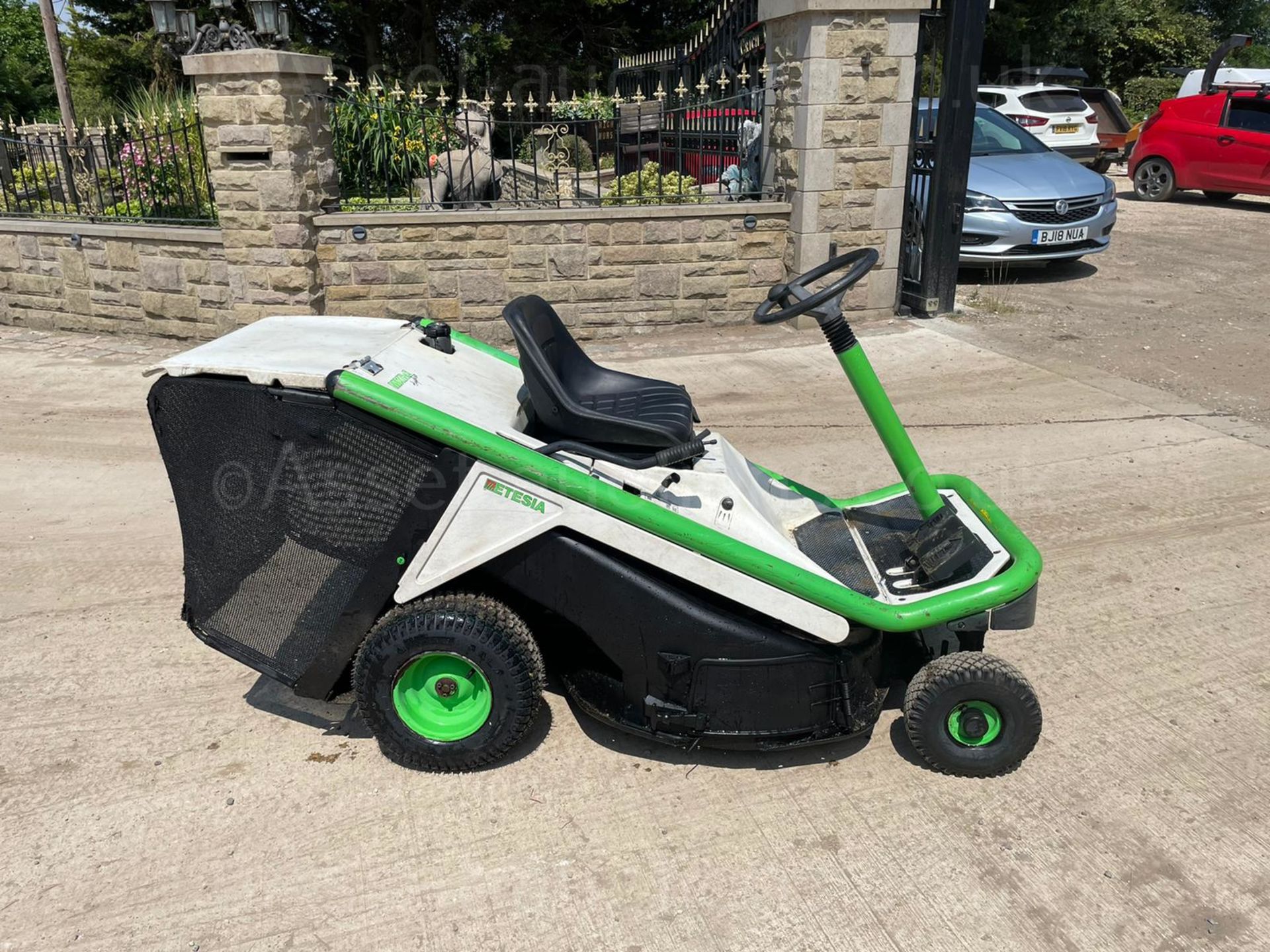 ETESIA HYDRO 80 RIDE ON MOWER, RUNS DRIVES AND CUTS, KAWASAKI PETROL ENGINE, HYDROSTATIC *PLUS VAT* - Image 2 of 12