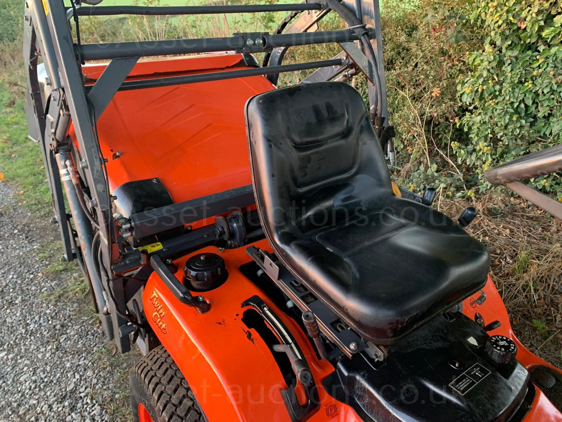 2013/62 KUBOTA G23-II HIGH TIP RIDE ON MOWER, RUNS DRIVES AND CUTS WELL, HYDROSTATIC *PLUS VAT* - Image 24 of 26