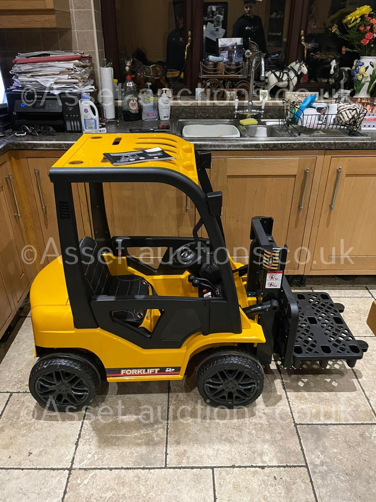 NEW! KIDS REMOTE CONTROL/MANUAL CONTROL FORKLIFT STARTS AND DRIVES ! *PLUS VAT* - Image 11 of 14