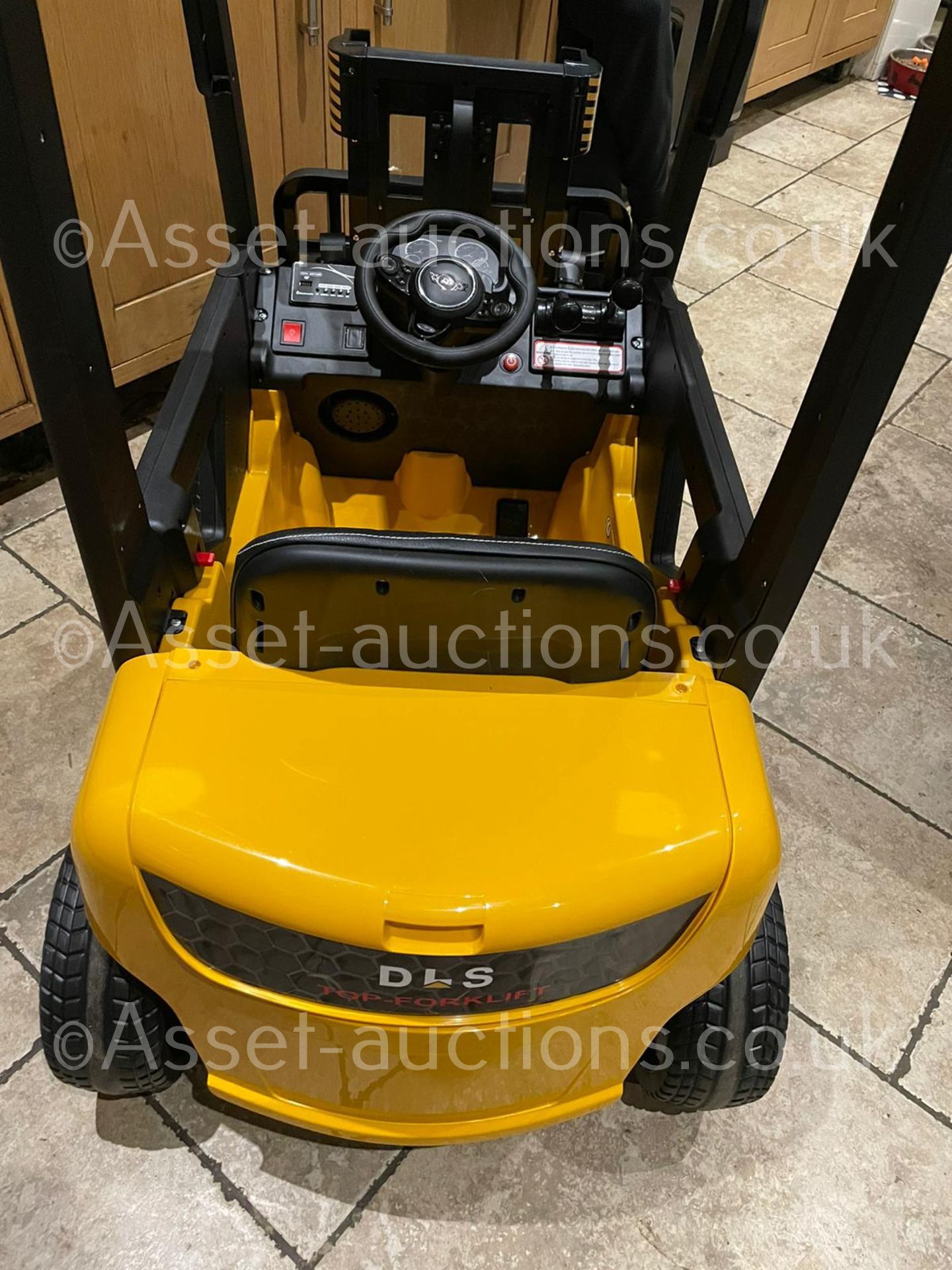 NEW! KIDS REMOTE CONTROL/MANUAL CONTROL FORKLIFT STARTS AND DRIVES ! *PLUS VAT* - Image 7 of 14