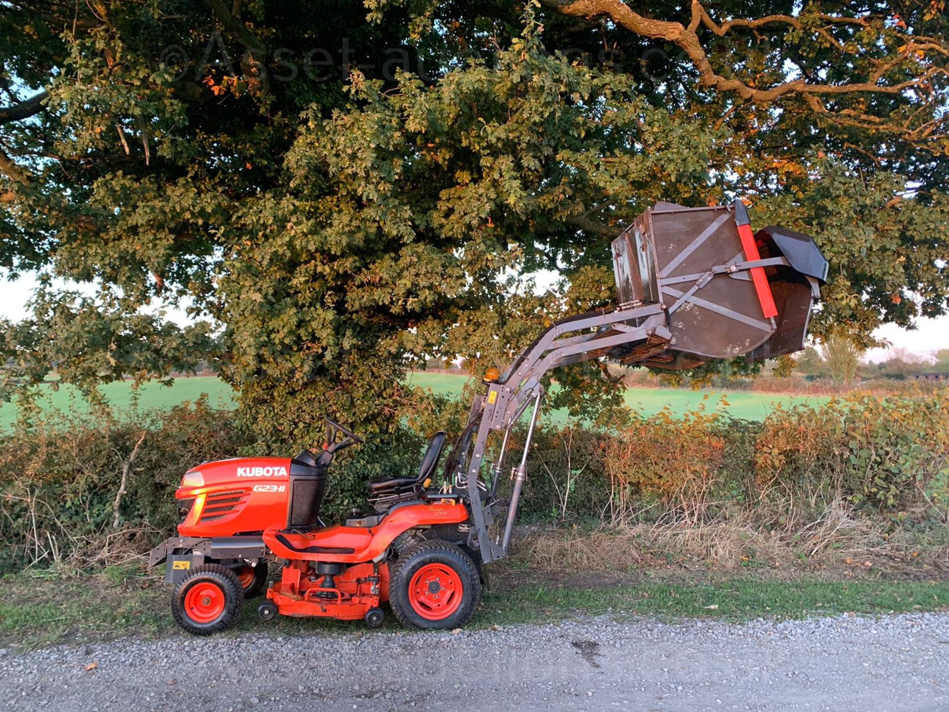 2013/62 KUBOTA G23-II HIGH TIP RIDE ON MOWER, RUNS DRIVES AND CUTS WELL, HYDROSTATIC *PLUS VAT* - Image 8 of 26