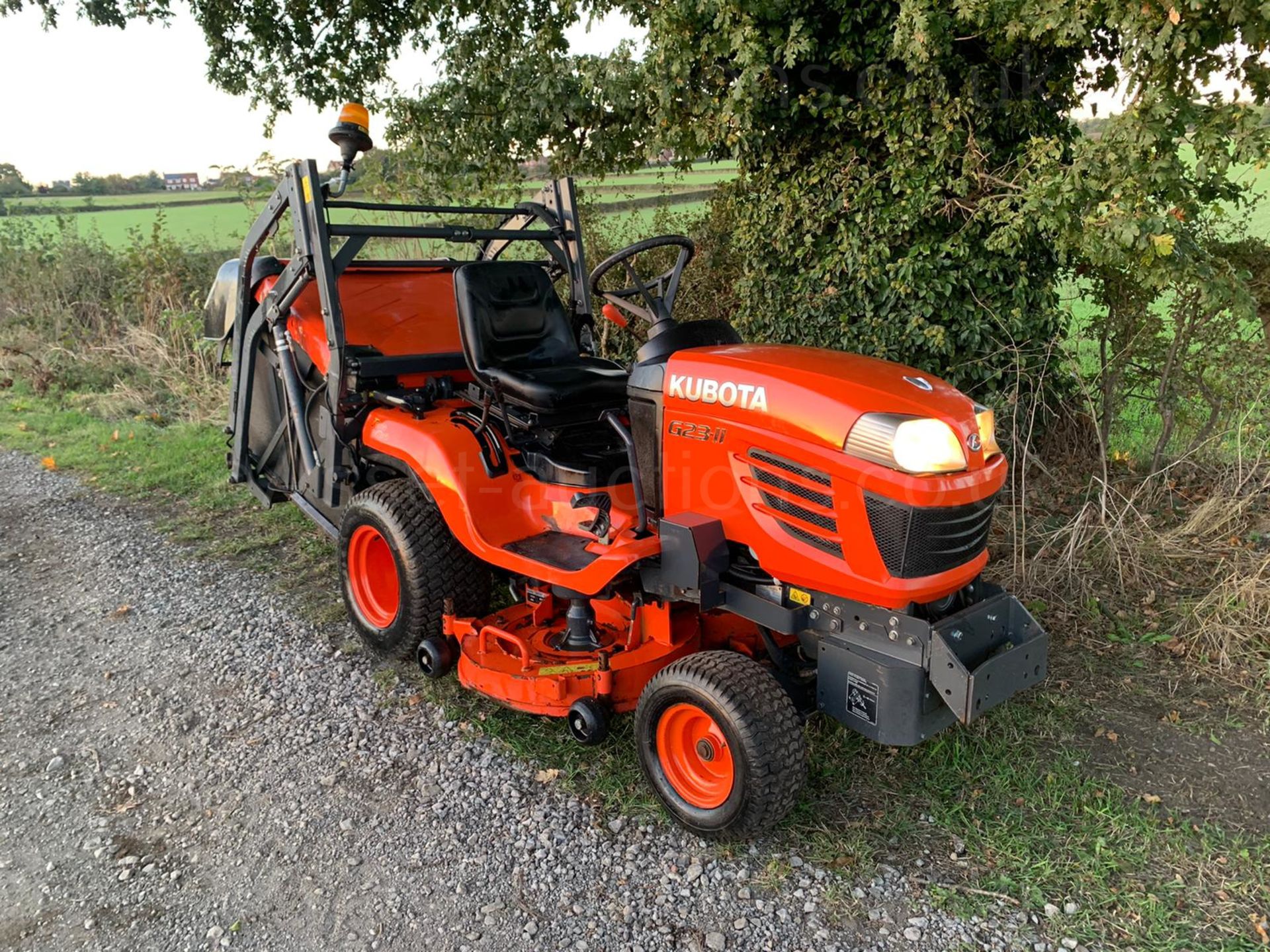 2013/62 KUBOTA G23-II HIGH TIP RIDE ON MOWER, RUNS DRIVES AND CUTS WELL, HYDROSTATIC *PLUS VAT* - Image 4 of 26