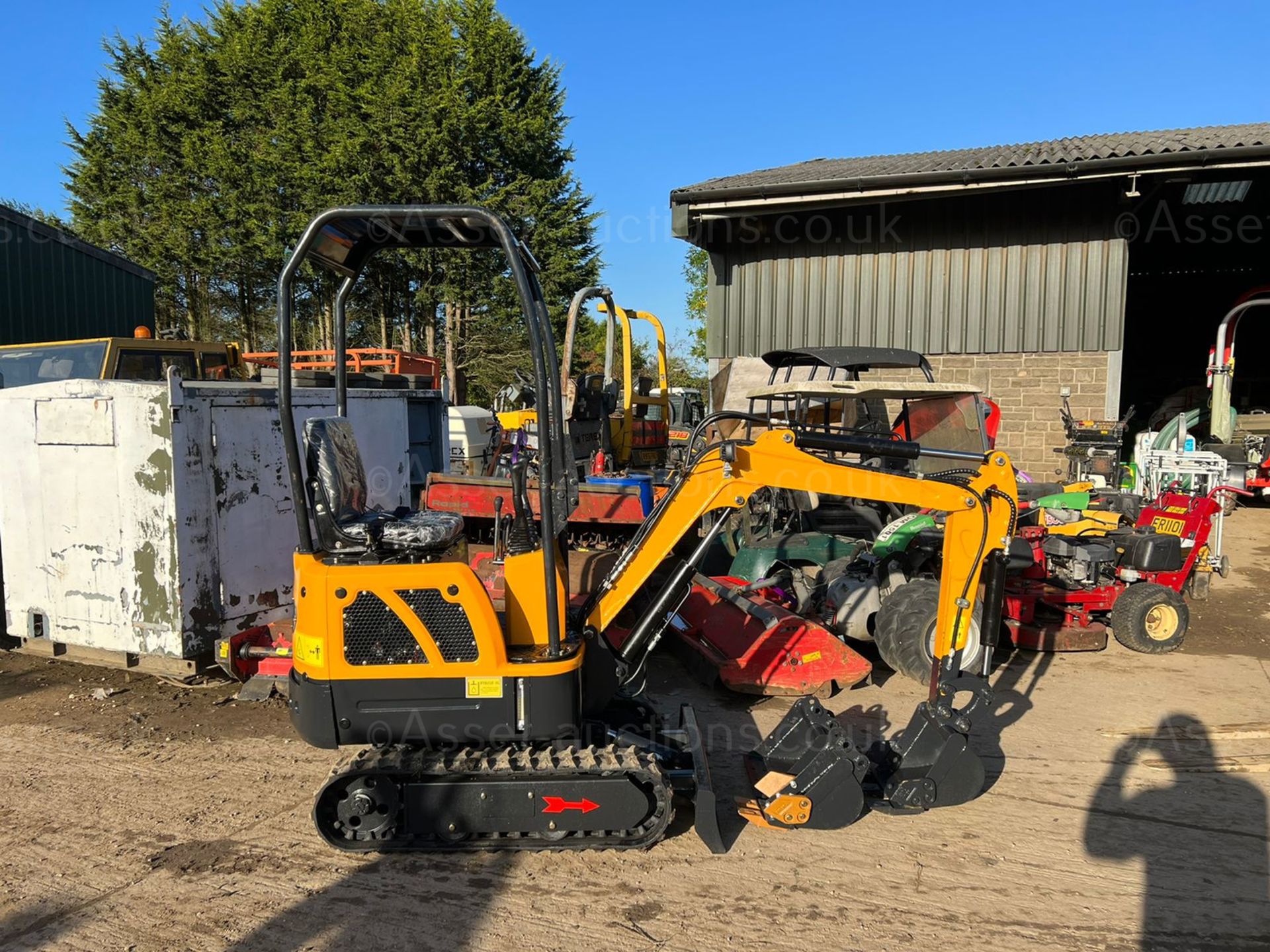 NEW AND UNUSED LM10 YELLOW AND BLACK 1 TON MINI DIGGER, RUNS DRIVES AND DIGS, 3 BUCKETS *PLUS VAT*