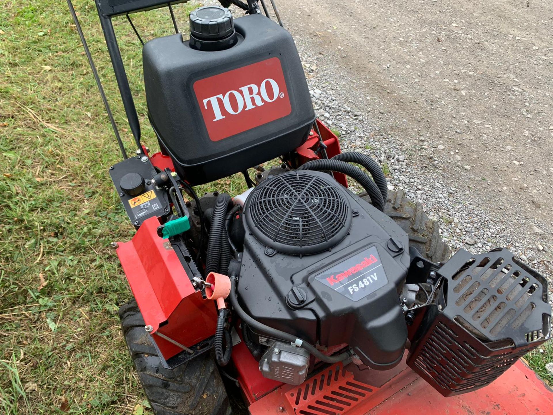 TORO 36" WALK BEHIND PEDESTRIAN MOWER, RUNS DRIVES AND CUTS WELL, PULL OR ELECTRIC START - Image 7 of 10
