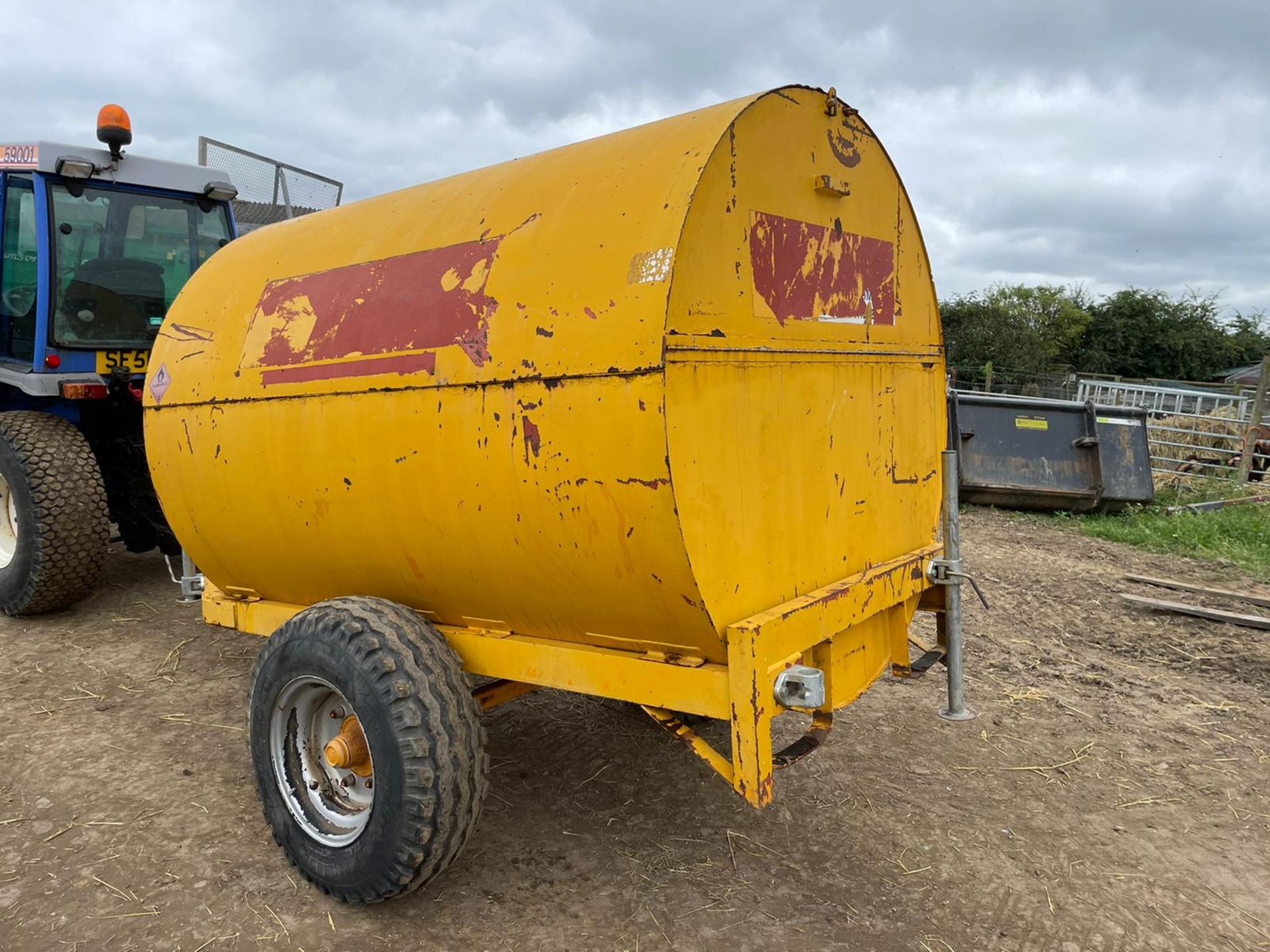 TRAILER ENGINEERED 3000 LITRE SINGLE AXLE BOWSER TRAILER, TOWS WELL, GOOD TYRES *PLUS VAT* - Image 3 of 9