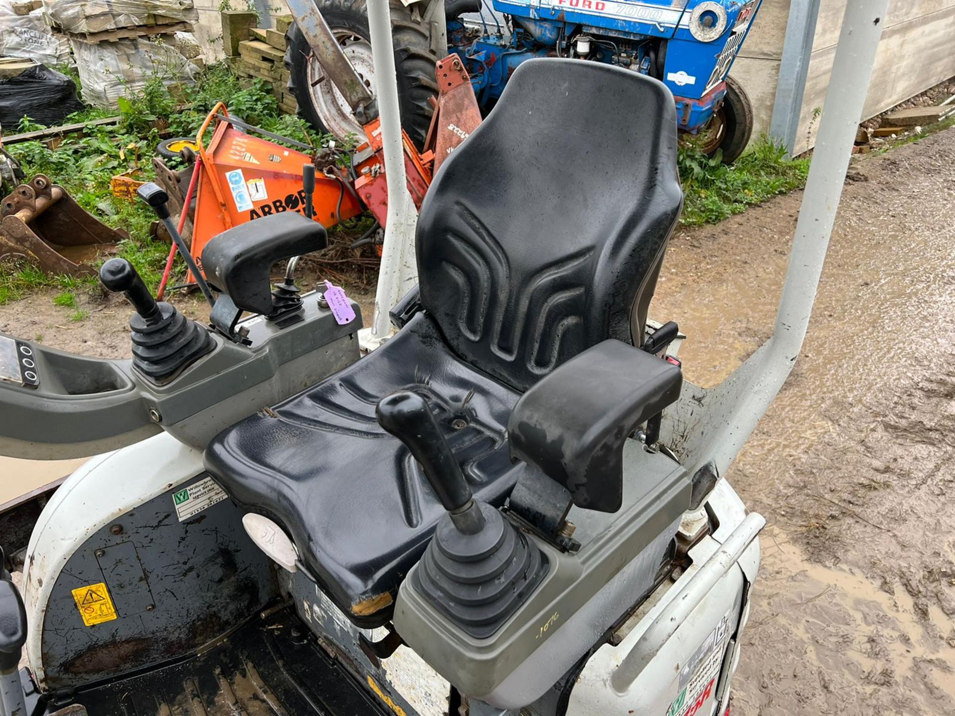 2015 TAKEUCHI TB215R 1.5 TON MINI DIGGER, RUSN DRIVES AND DIGS, EXPANDING TRACKS, CANOPY *PLUS VAT* - Image 12 of 13