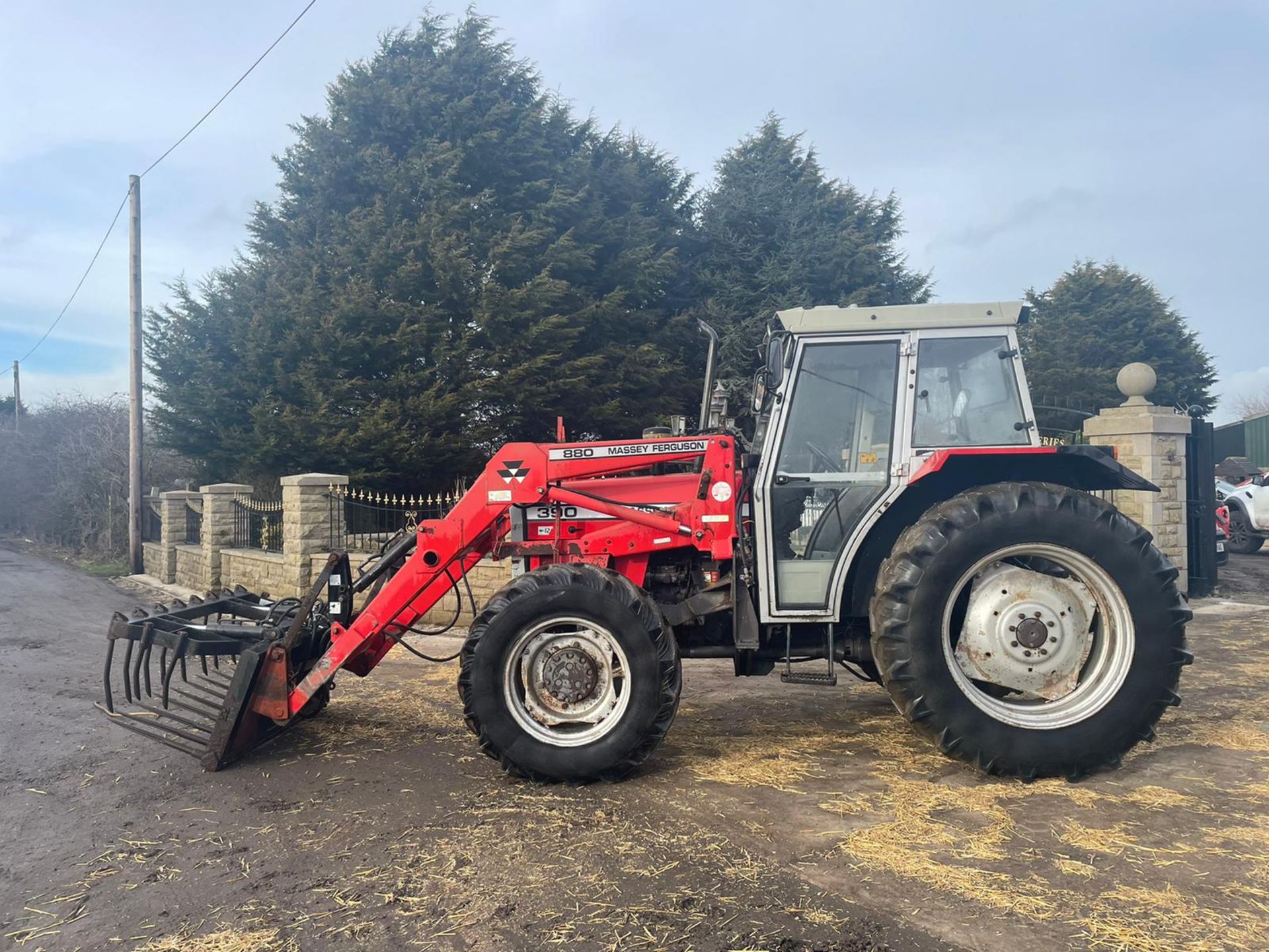 MASSEY FERGUSON 390 TRACTOR WITH MASSEY FERGUSON 880 LOADER AND MUCK GRAB *PLUS VAT*