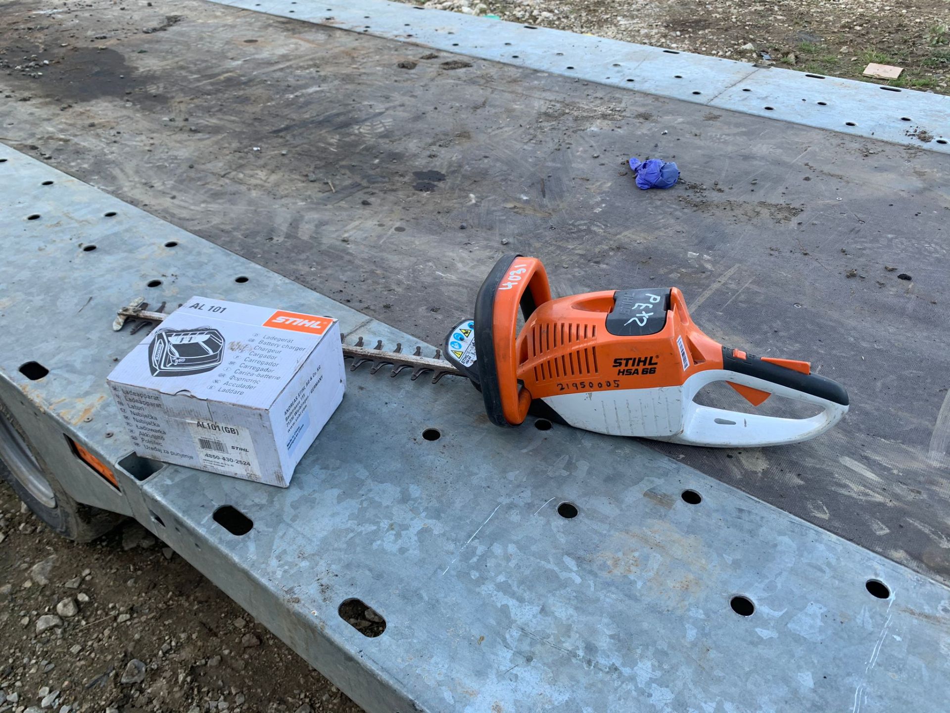 2016 STIHL HSA66 CORDLESS BATTERY POWER HEDGE TRIMMER, NEW AND UNUSED AL 101 CHARGER INCLUDED - Image 2 of 5