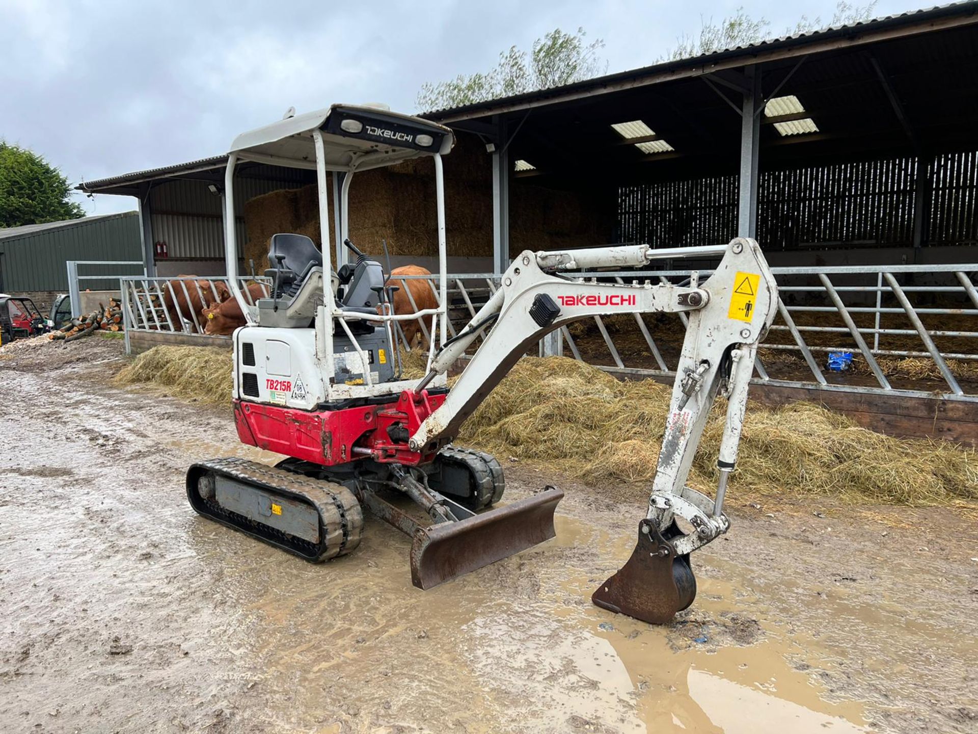 2015 TAKEUCHI TB215R 1.5 TON MINI DIGGER, RUSN DRIVES AND DIGS, EXPANDING TRACKS, CANOPY *PLUS VAT* - Image 2 of 13