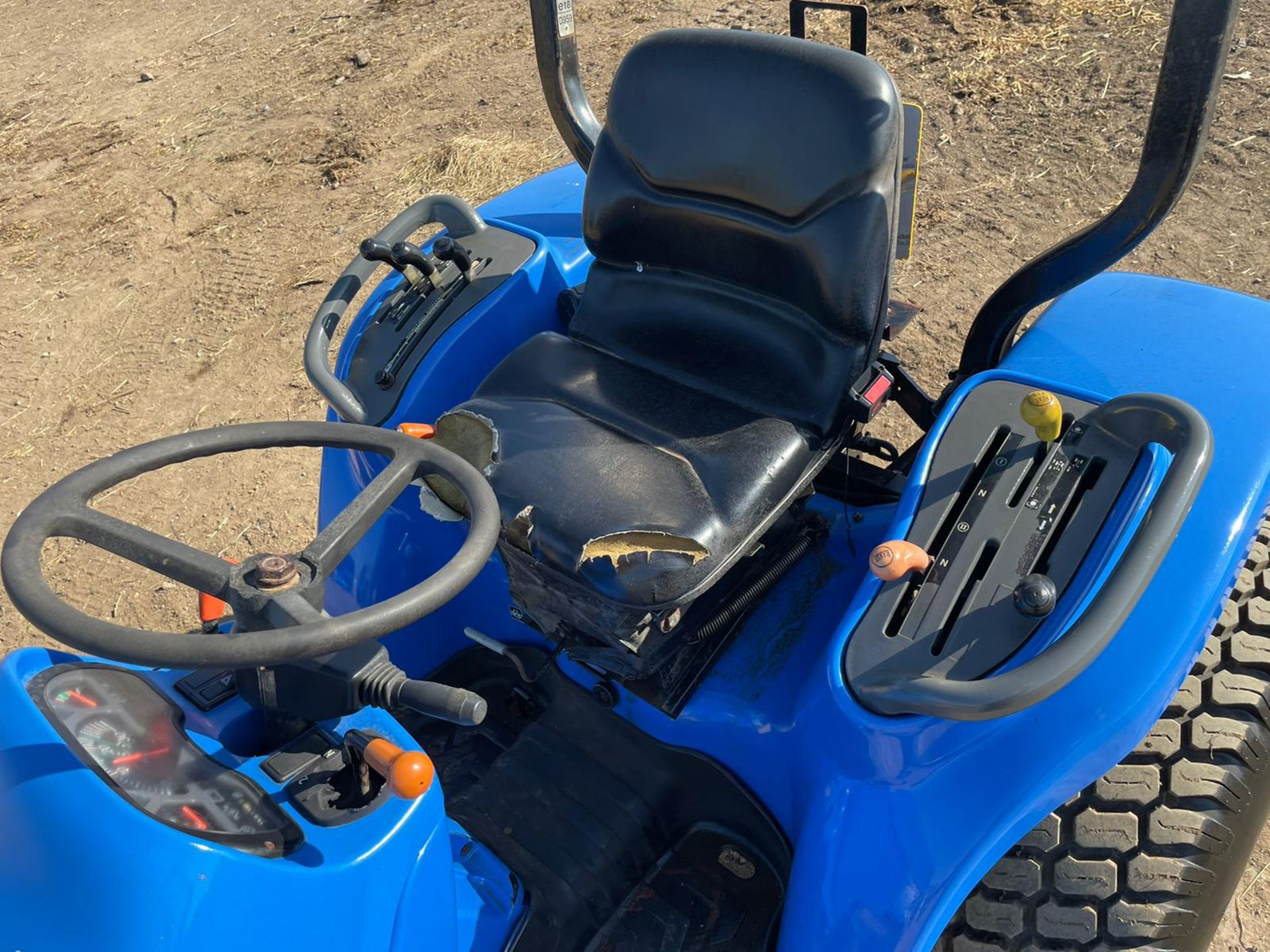 2005 NEW HOLLAND TC27DA COMPACT TRACTOR, RUNS DRIVES AND WORKS, ALL GEARS WORK *PLUS VAT* - Image 9 of 14