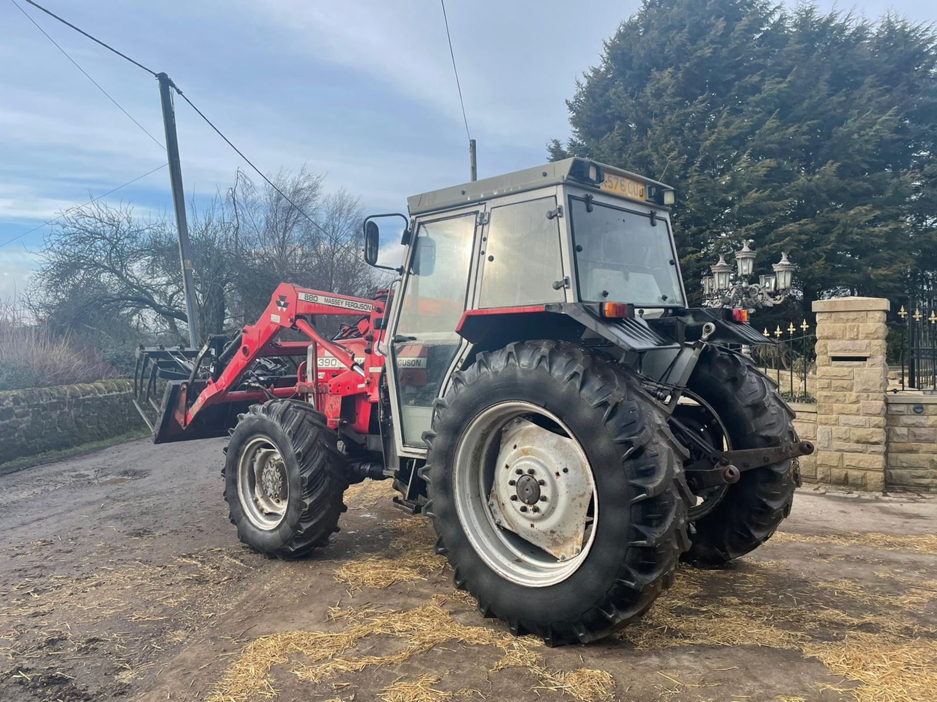 MASSEY FERGUSON 390 TRACTOR WITH MASSEY FERGUSON 880 LOADER AND MUCK GRAB *PLUS VAT* - Image 6 of 12