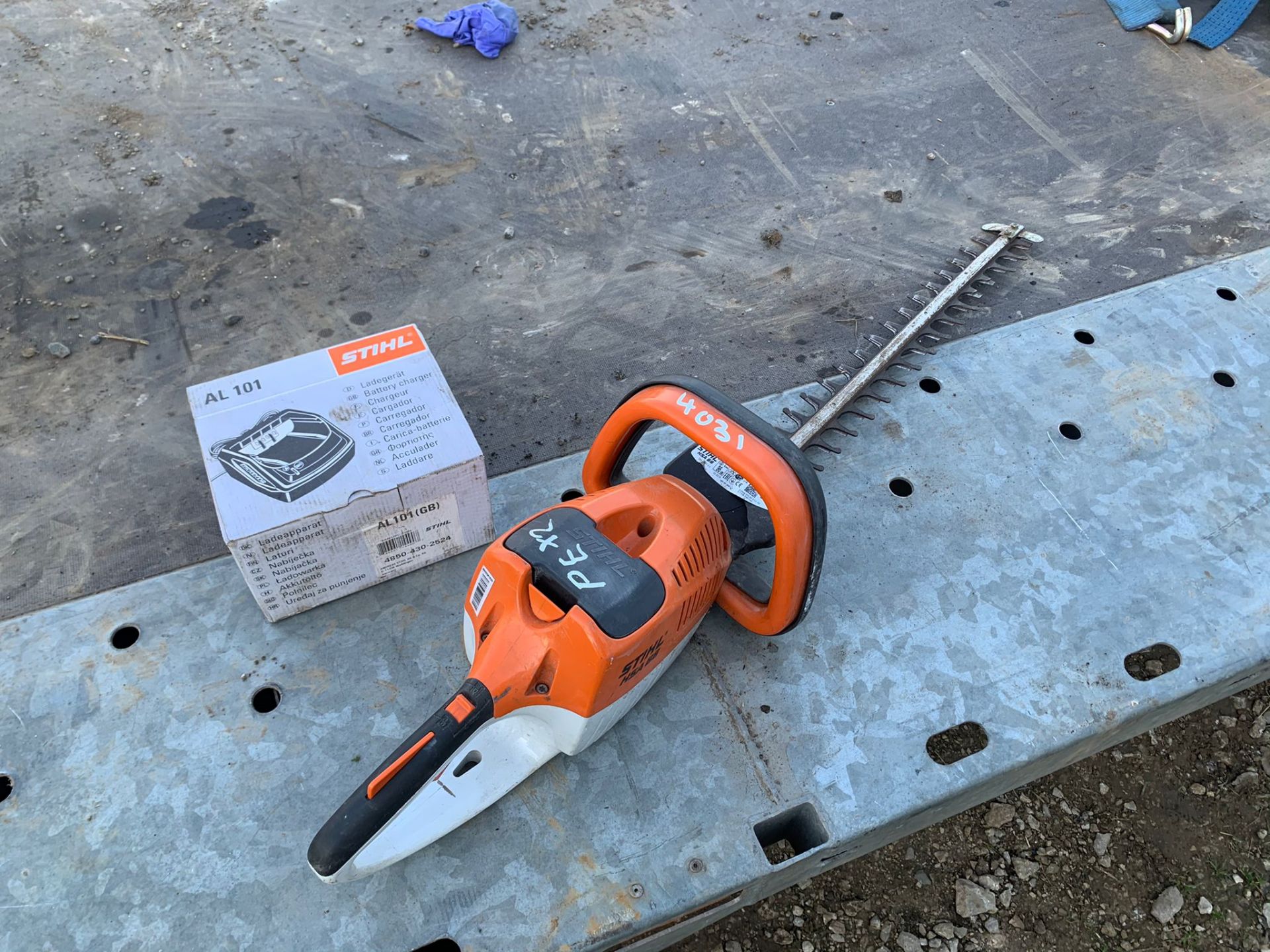 2016 STIHL HSA66 CORDLESS BATTERY POWER HEDGE TRIMMER, NEW AND UNUSED AL 101 CHARGER INCLUDED - Image 4 of 5