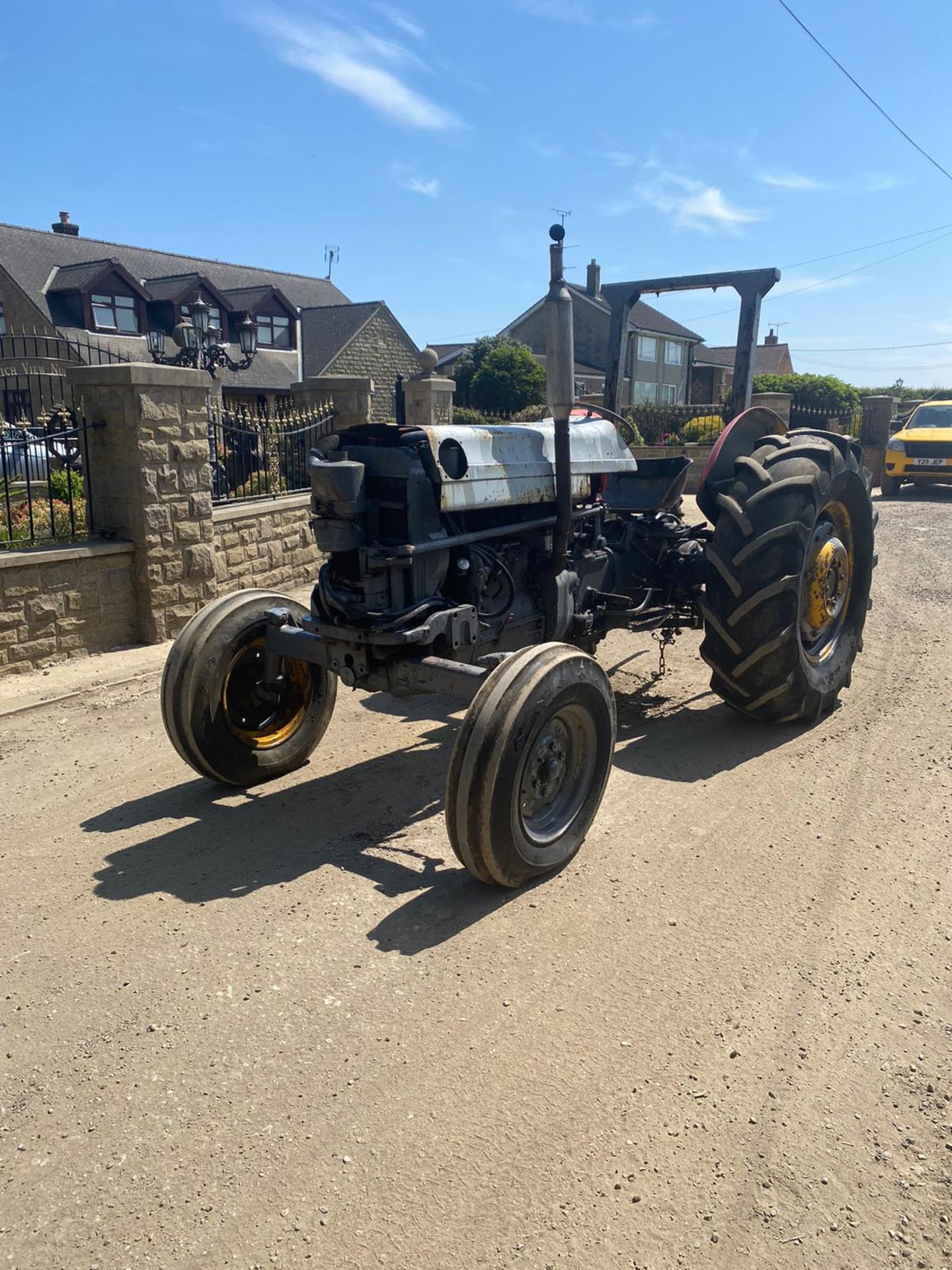 MASSEY FERGUSON TRACTOR, BELIEVED TO BE A 165 MODEL, RUNS AND WORKS *PLUS VAT* - Image 2 of 5