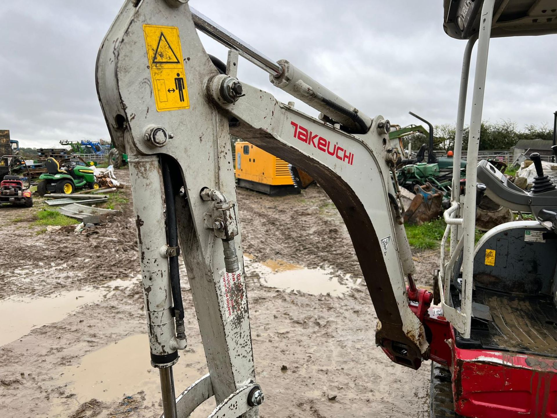 2015 TAKEUCHI TB215R 1.5 TON MINI DIGGER, RUSN DRIVES AND DIGS, EXPANDING TRACKS, CANOPY *PLUS VAT* - Image 10 of 13