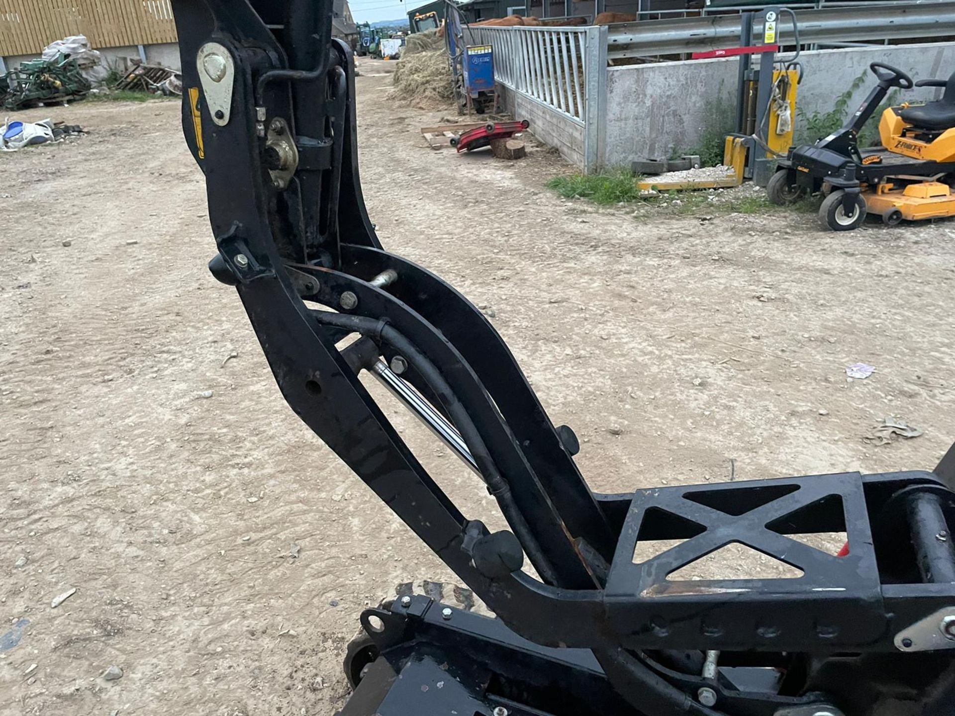 2019 JCB HTD-5 DIESEL TRACKED DUMPER, RUNS DRIVES AND DUMPS, 2 SPEED TRACKING, ELECTRIC START - Image 8 of 13