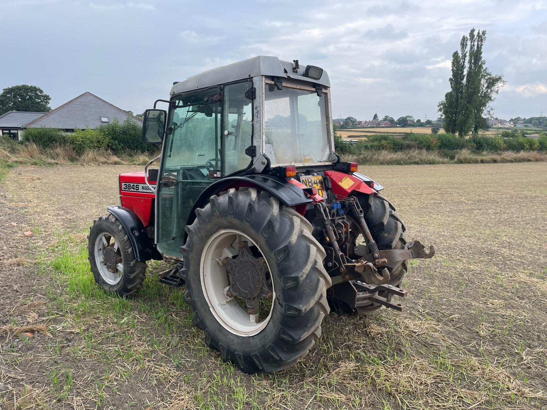 MASSEY FERGUSON 384S TRACTOR, RUNS DRIVES AND WORKS, SHOWING A LOW 5547 HOURS *PLUS VAT* - Image 5 of 15