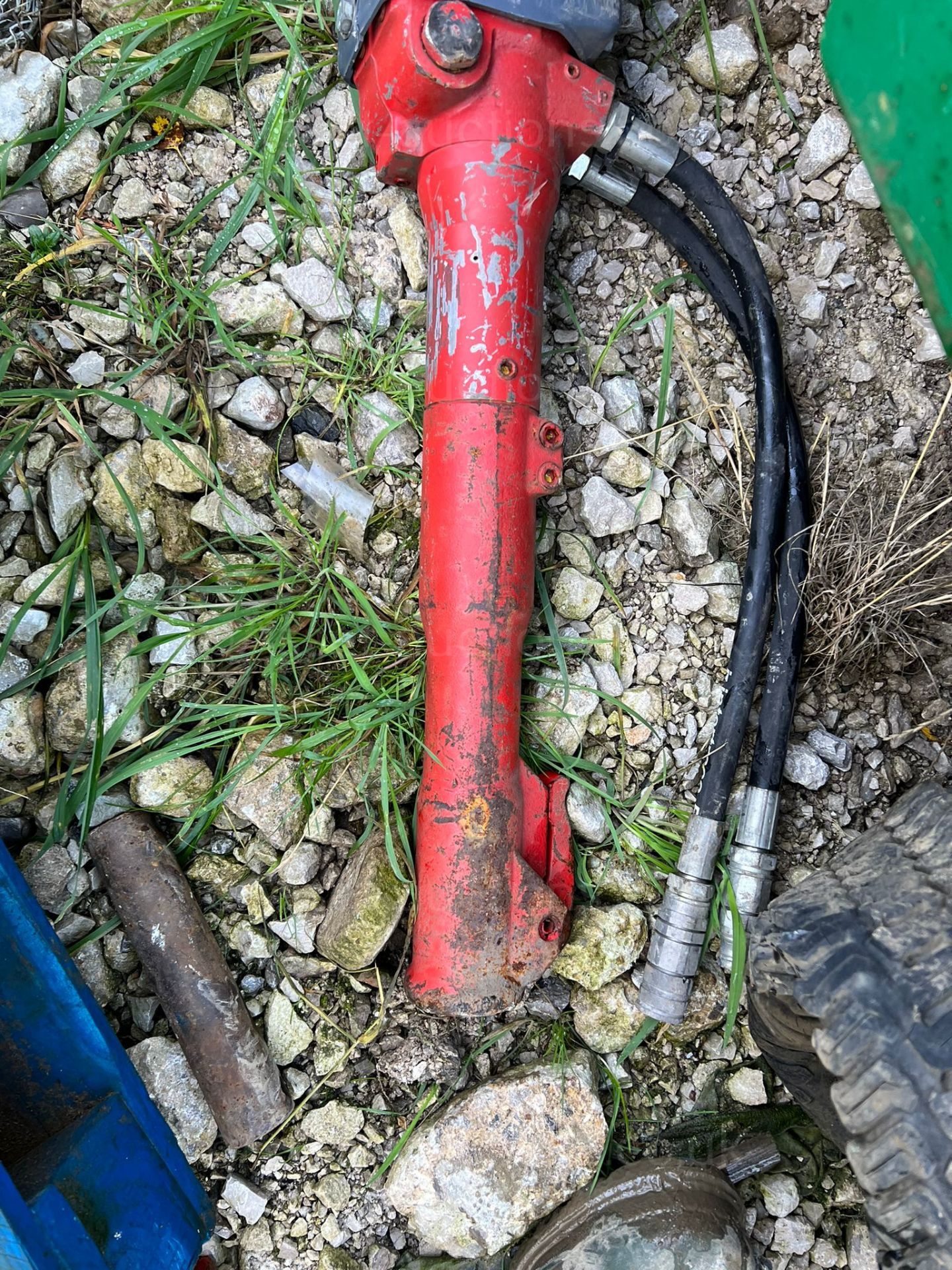 RED HYDRAULIC GUN WITH HOSES, NO CHISEL, BELIEVED TO BE WORKING *PLUS VAT* - Image 4 of 4