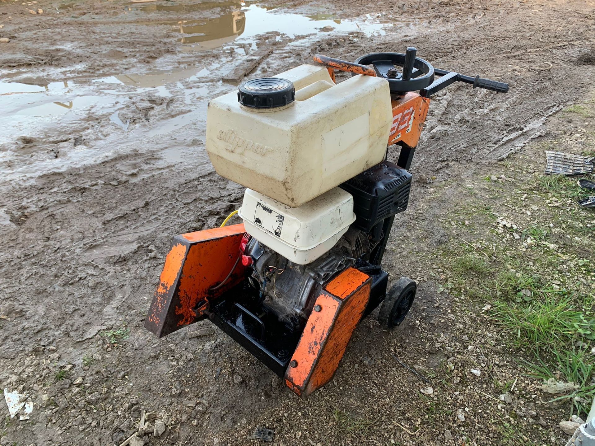 2015 CLIPPER C99 FLOOR SAW, RUNS AND WORKS, NO BLADE, HONDA GX390 ENGINE, WATER TANK INCLUDED - Image 3 of 6