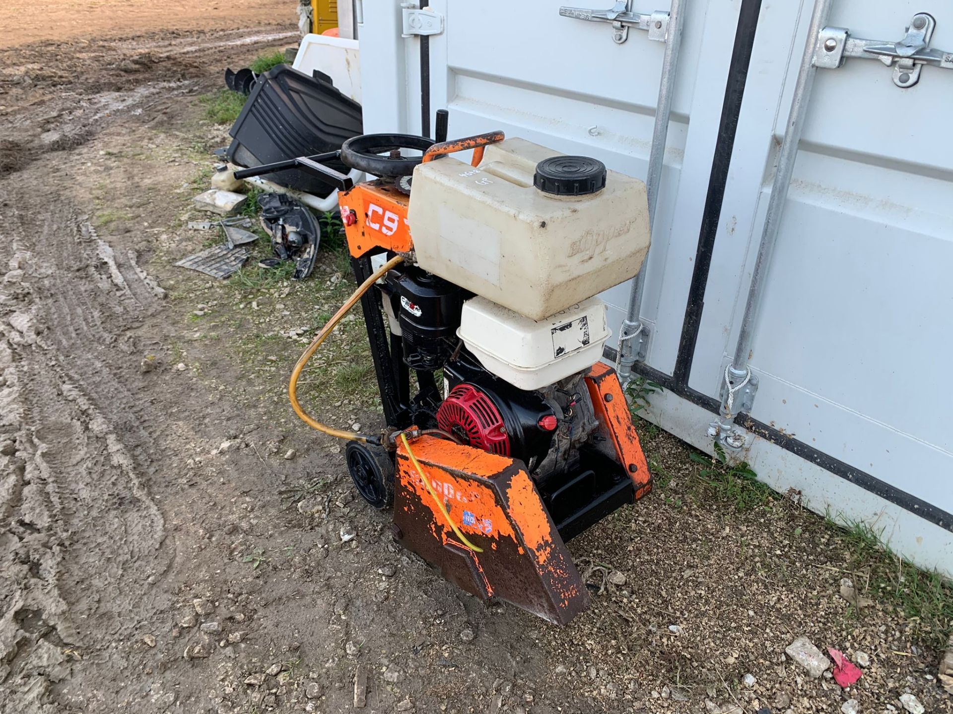 2015 CLIPPER C99 FLOOR SAW, RUNS AND WORKS, NO BLADE, HONDA GX390 ENGINE, WATER TANK INCLUDED - Image 2 of 6