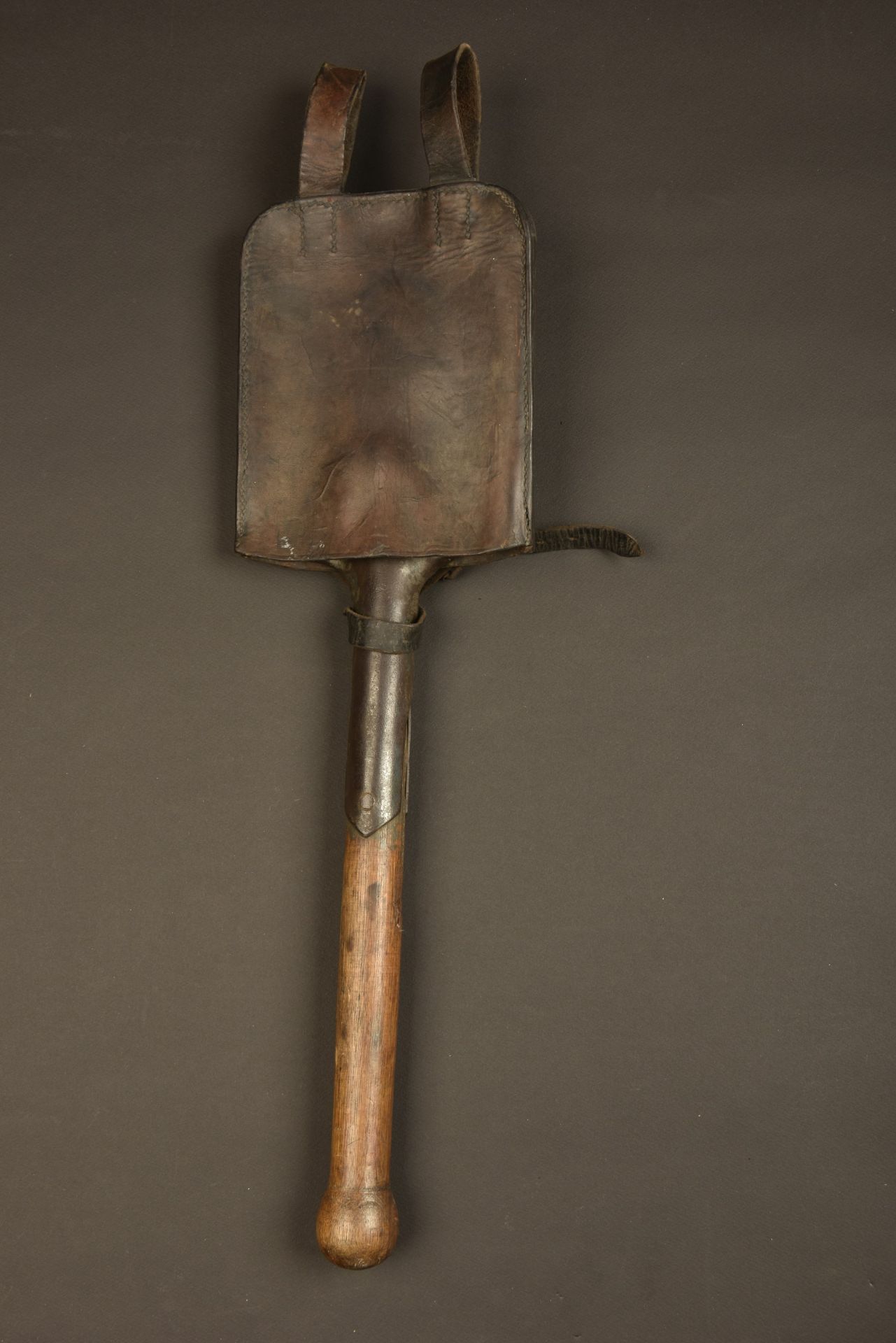 Pelle et porte pelle allemand. Shovel and cover.  - Image 4 of 4