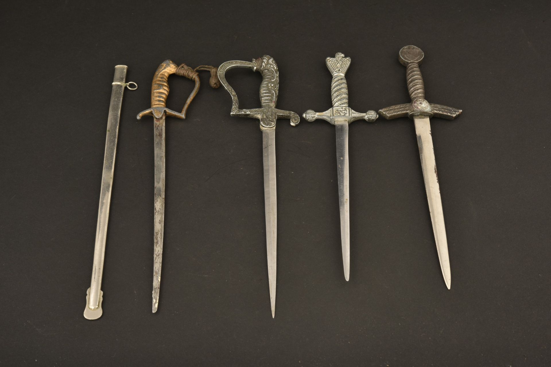 lot de coupes papiers en formes de sabres allemands. Lot of miniature sword letter openers. Konvolut - Image 3 of 3