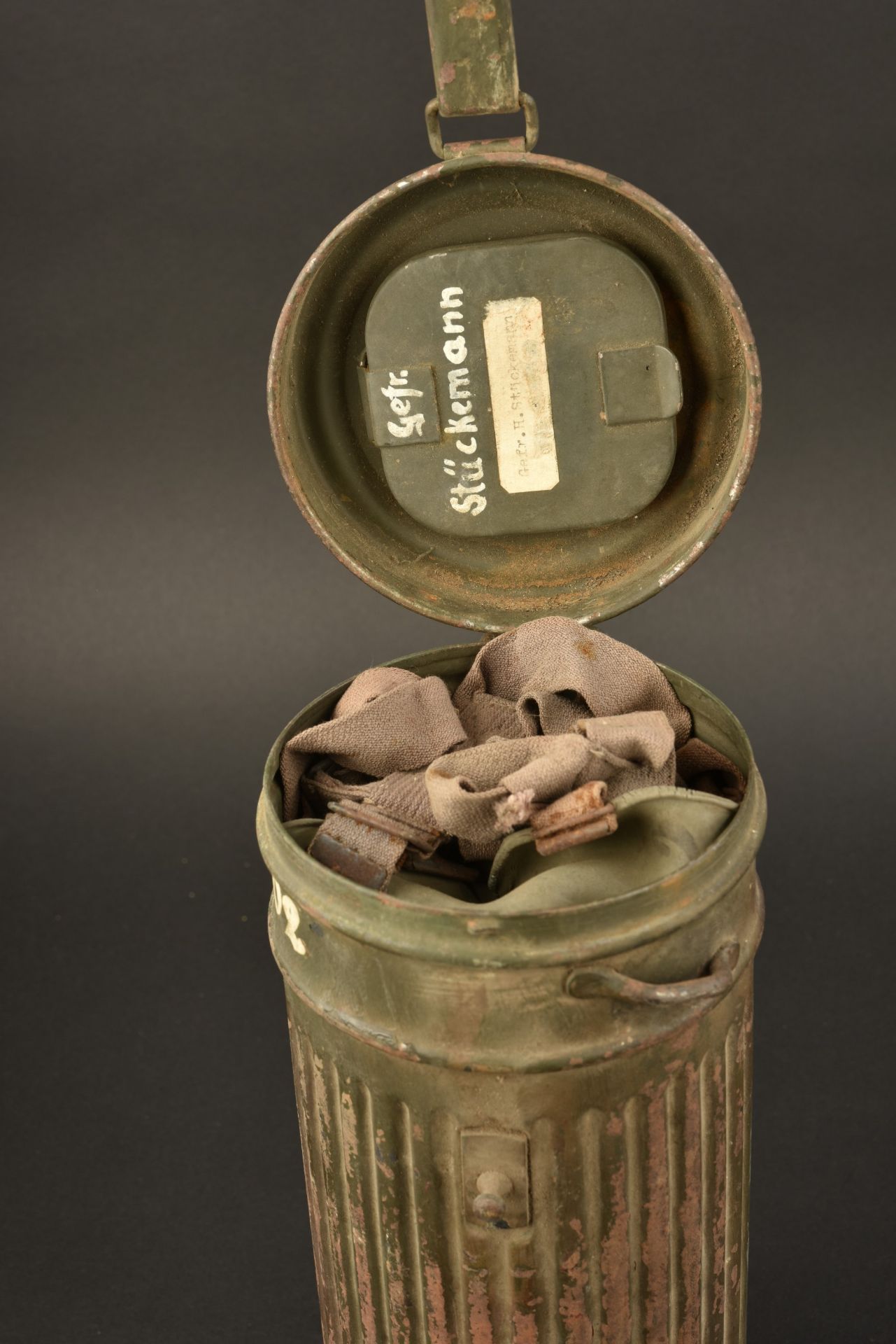 Boitier de masque anti   gaz camoufle du Gefreiter Stuckemann. Camouflaged gas mask housing of the G - Image 4 of 4