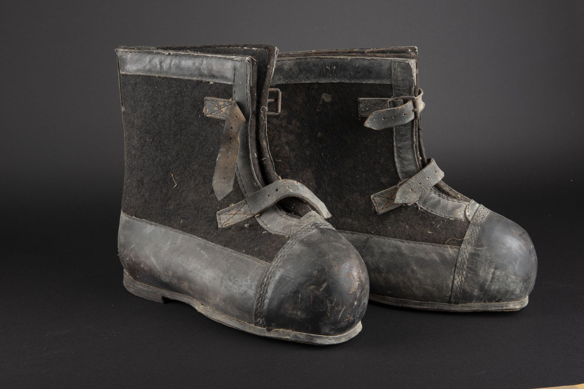 Bottes de garde. Guard boots. - Image 3 of 4