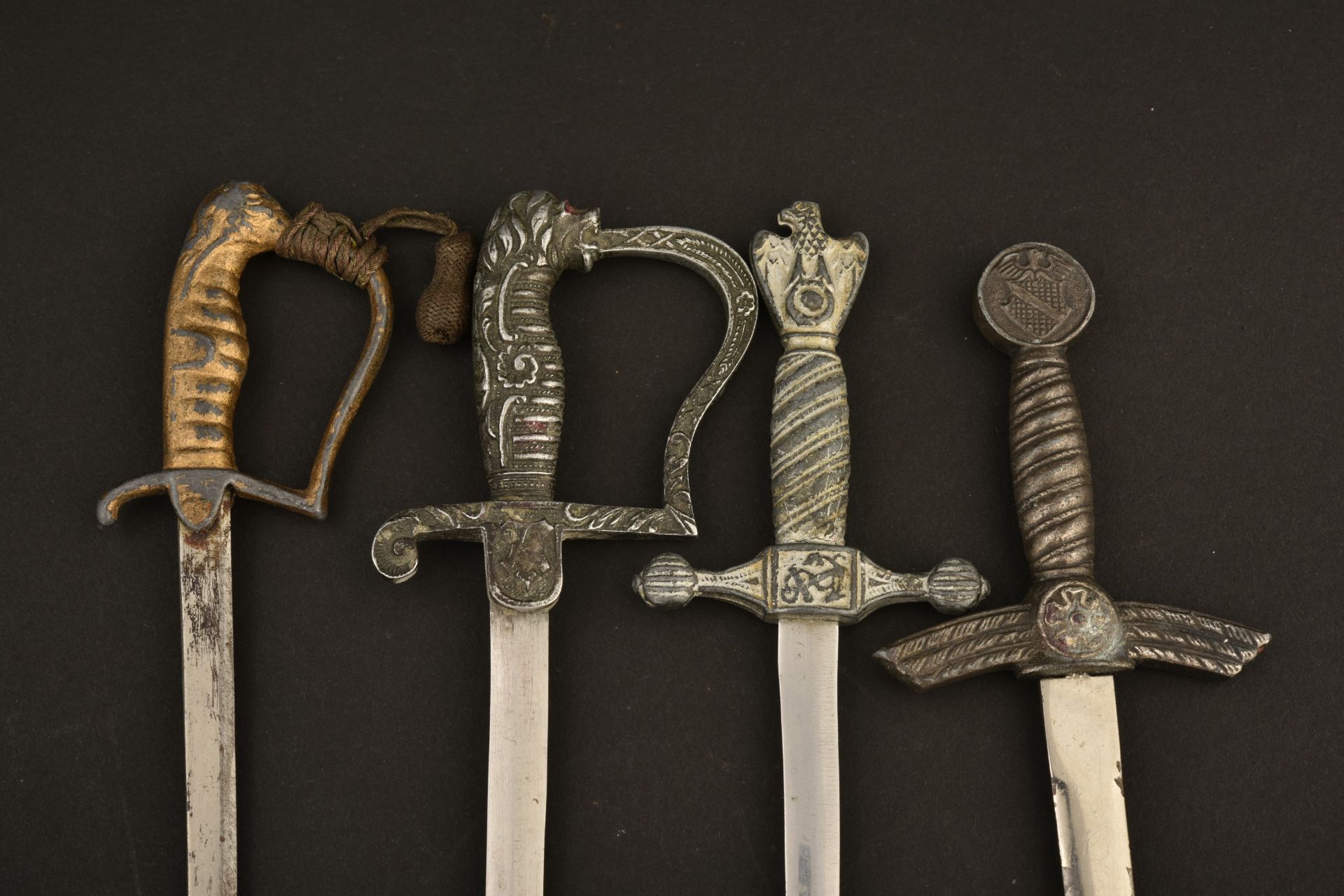 lot de coupes papiers en formes de sabres allemands. Lot of miniature sword letter openers. Konvolut - Image 2 of 3