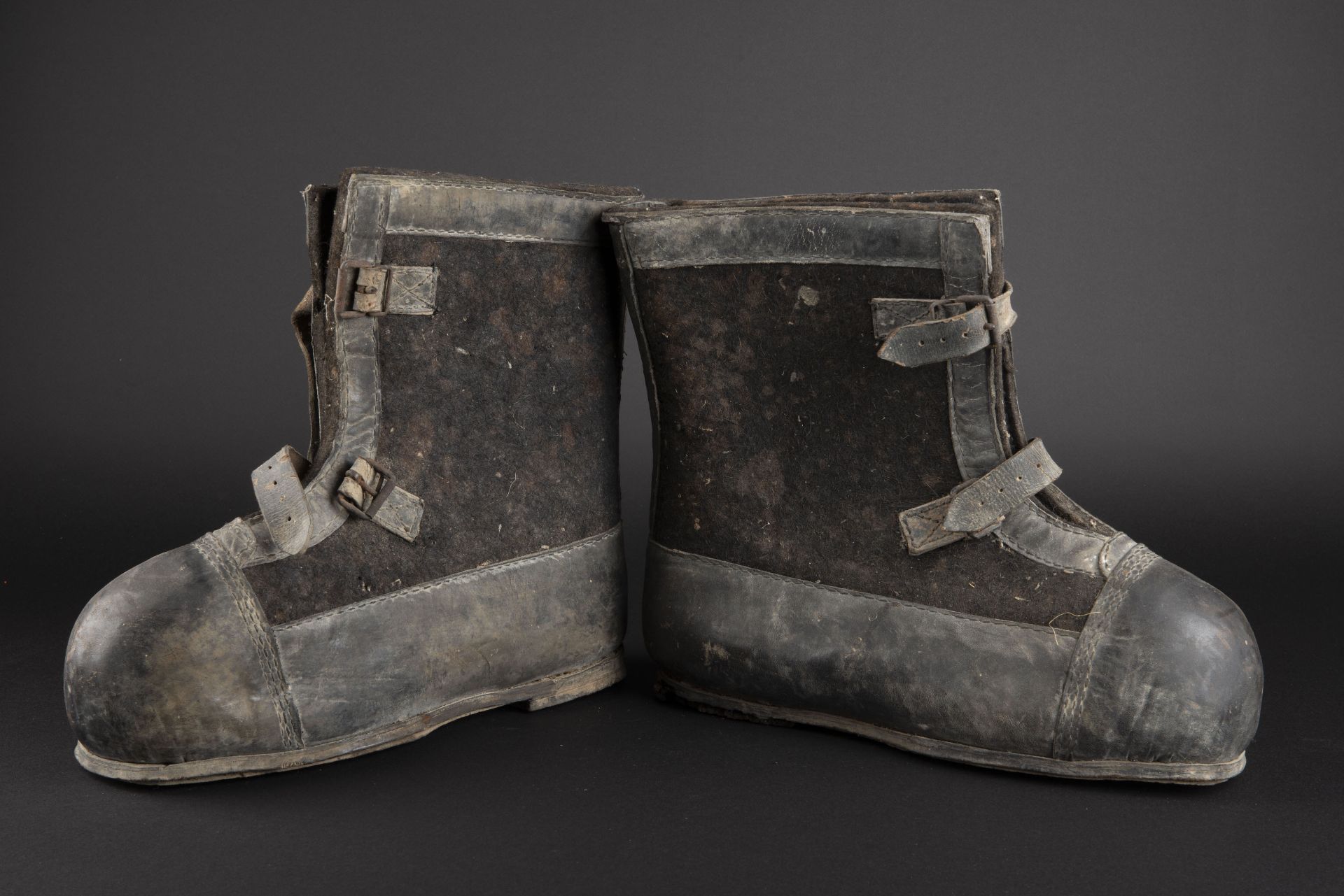 Bottes de garde. Guard boots. - Image 2 of 4