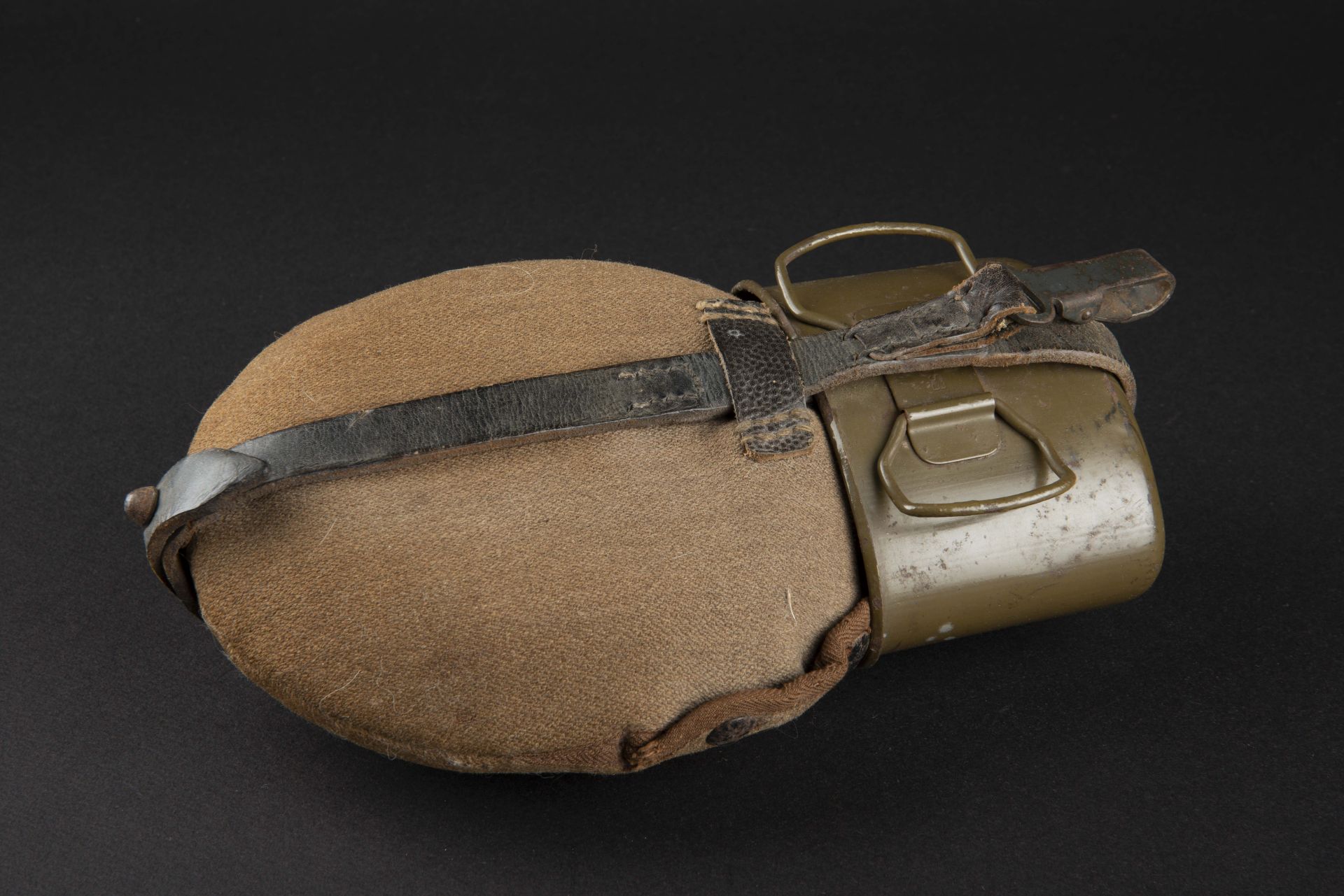 Gourde fin de guerre. German end war canteen.  - Image 2 of 4