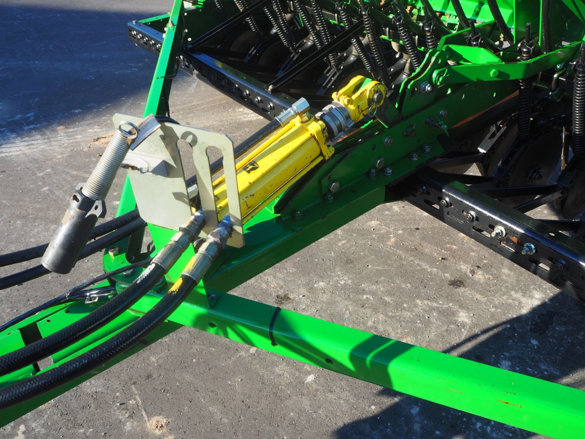 JD 450 12' GRAIN DRILL - Image 11 of 12