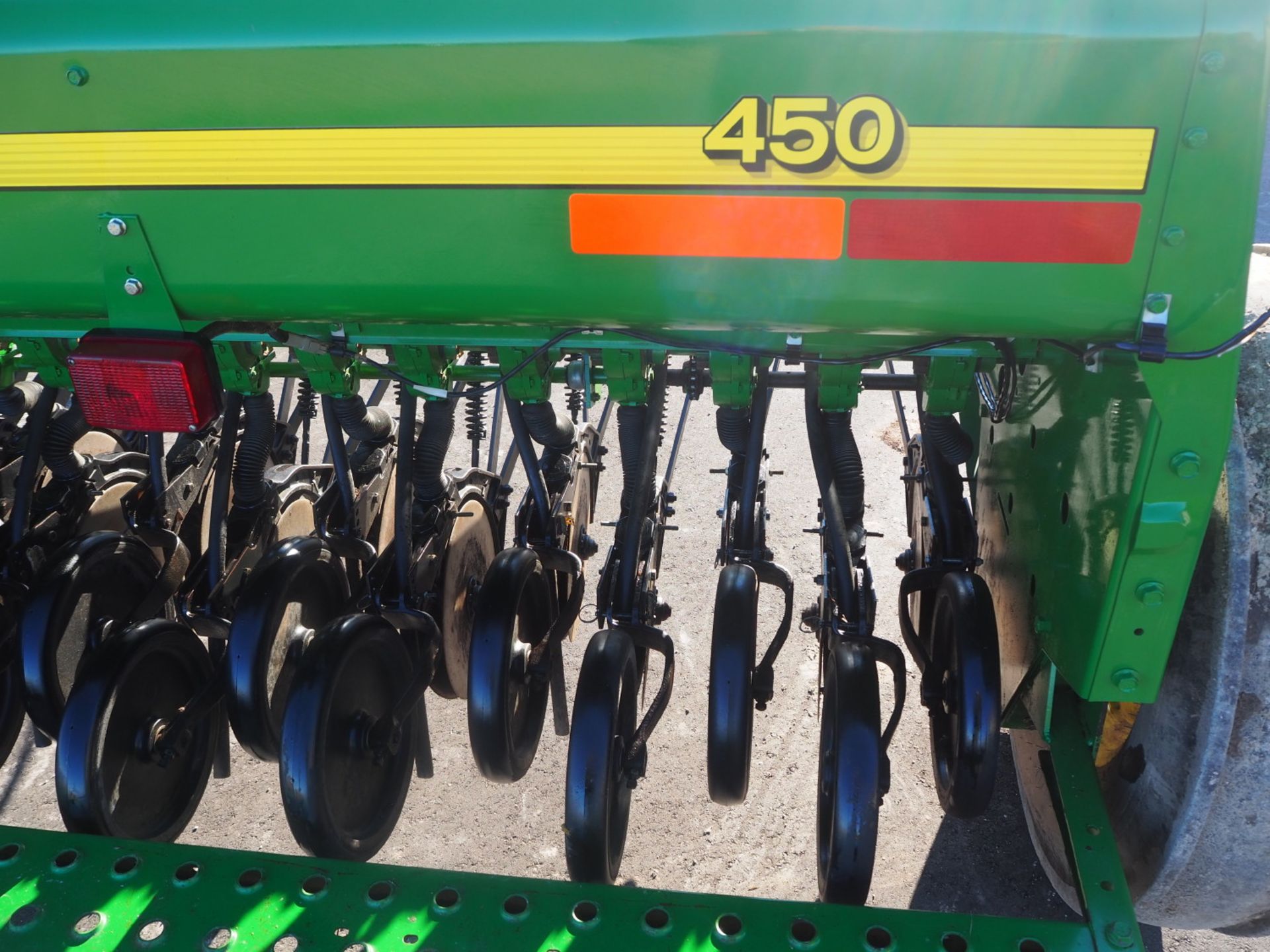 JD 450 12' GRAIN DRILL - Image 7 of 12