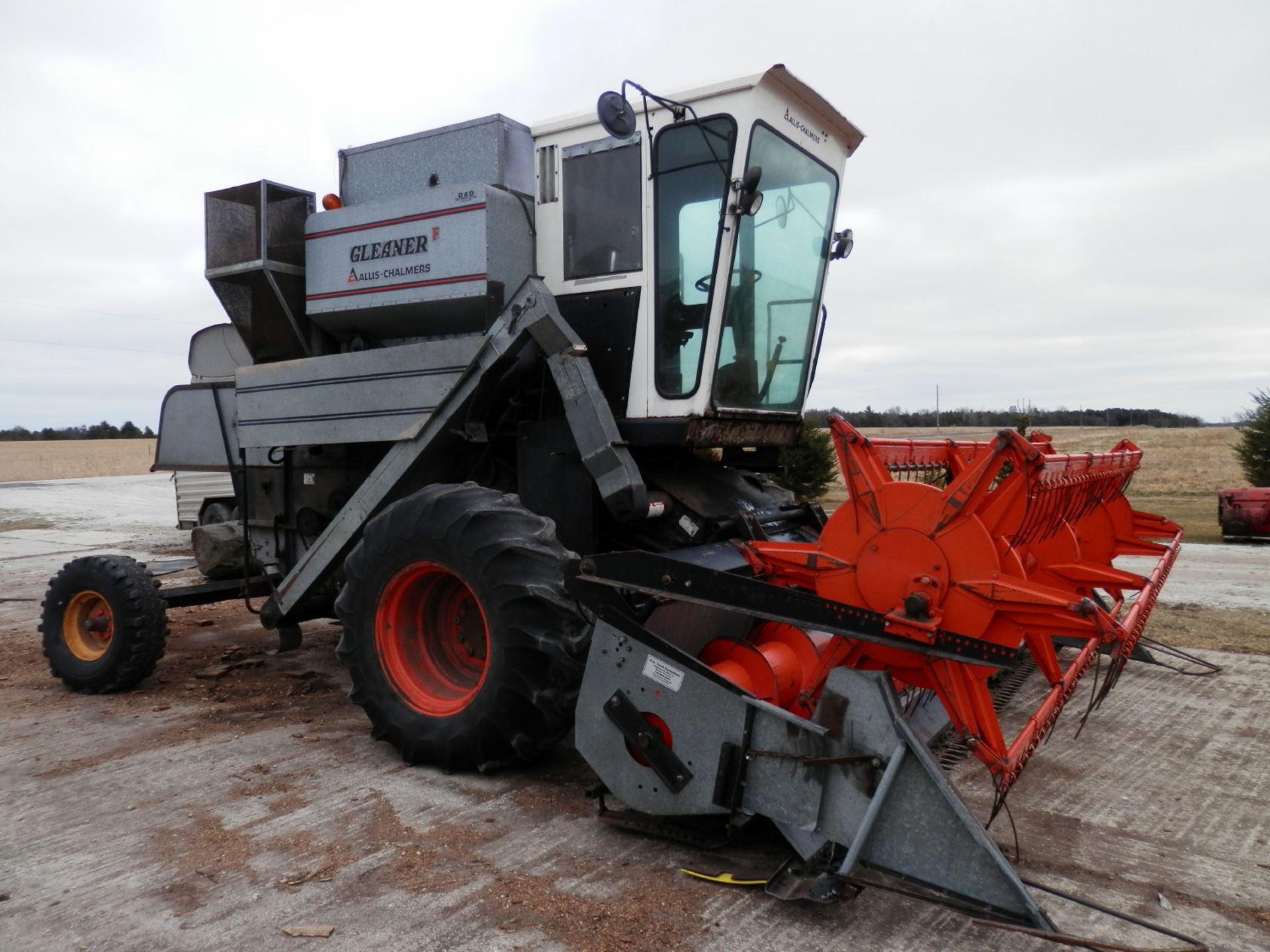 GLEANER F COMBINE W/ 13' PLATFORM - Image 3 of 4