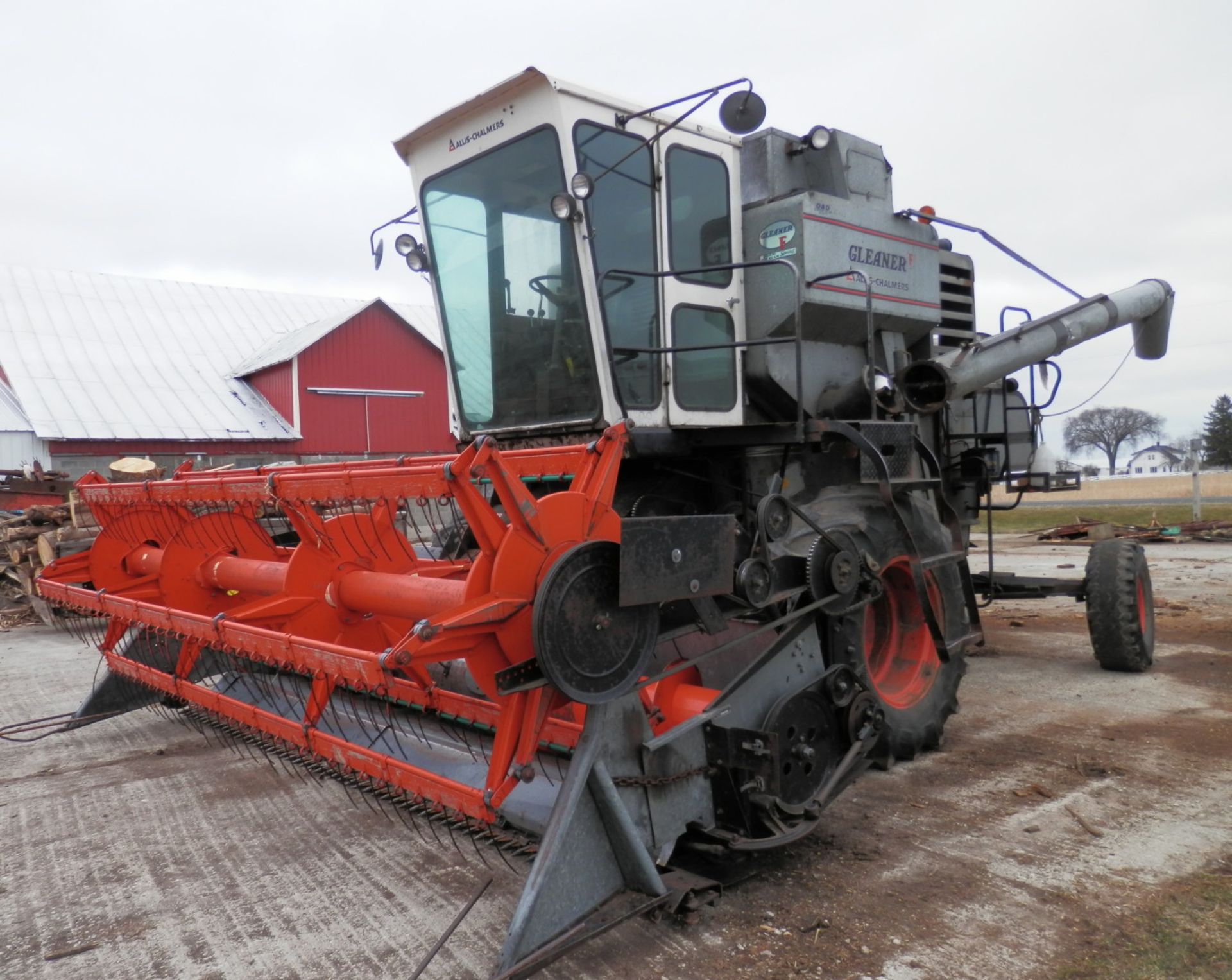 GLEANER F COMBINE W/ 13' PLATFORM