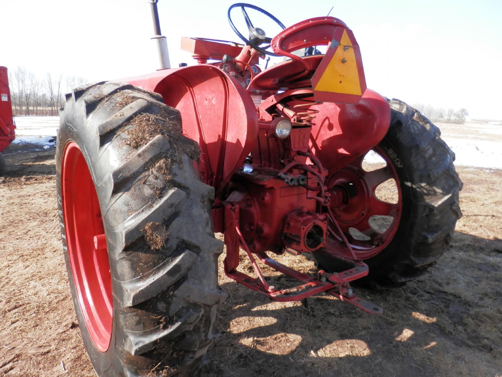 INTERNATIONAL FARMALL 560 GAS TRACTOR - Image 4 of 10