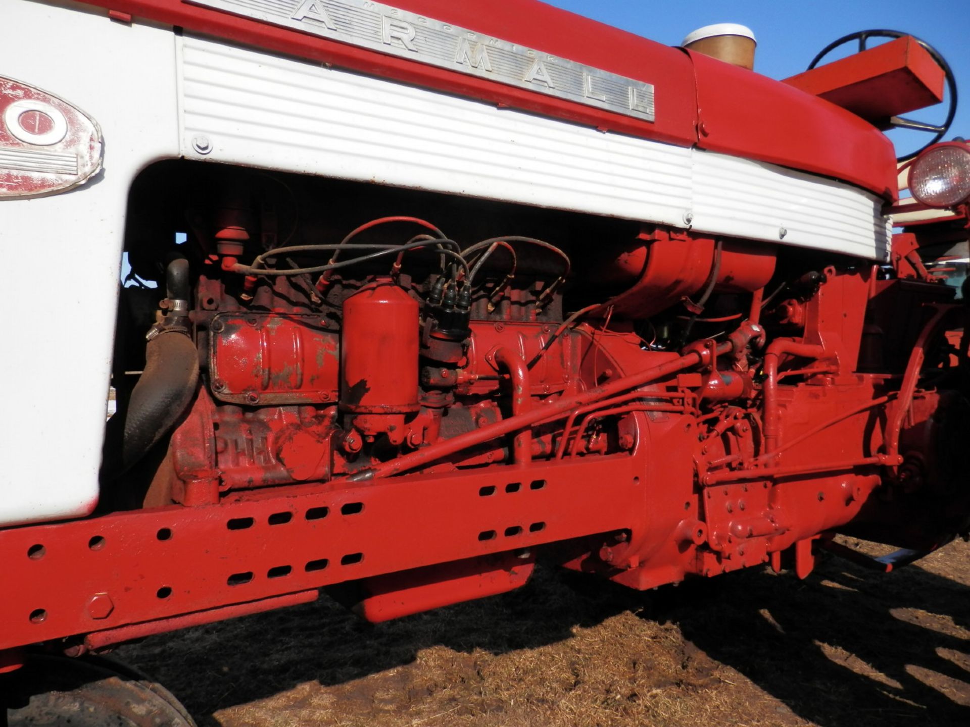 INTERNATIONAL FARMALL 560 GAS TRACTOR - Image 6 of 10