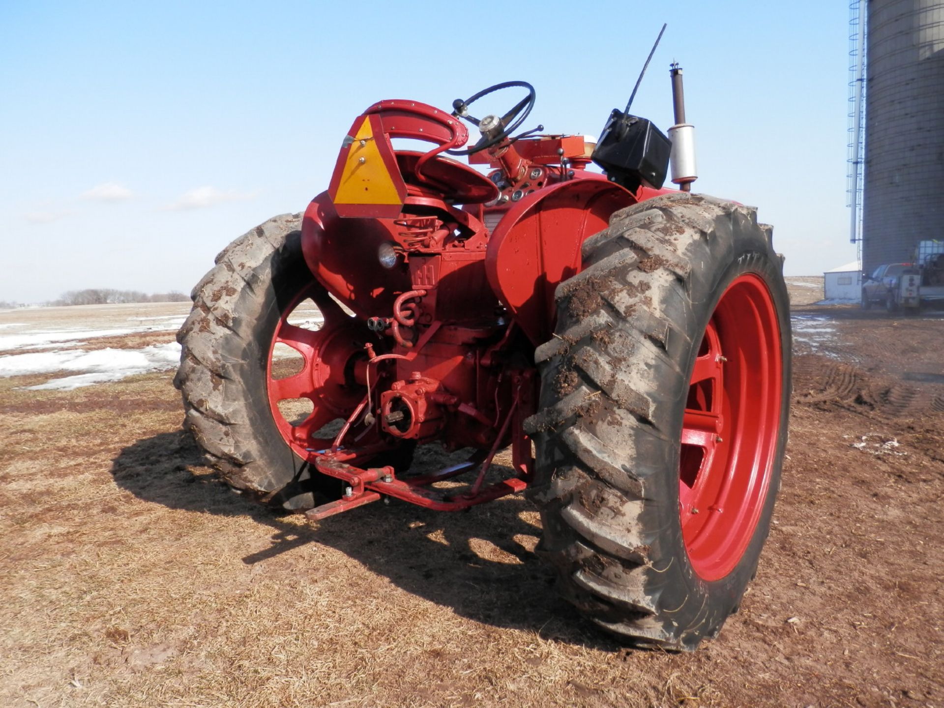 INTERNATIONAL FARMALL 560 GAS TRACTOR - Image 5 of 10