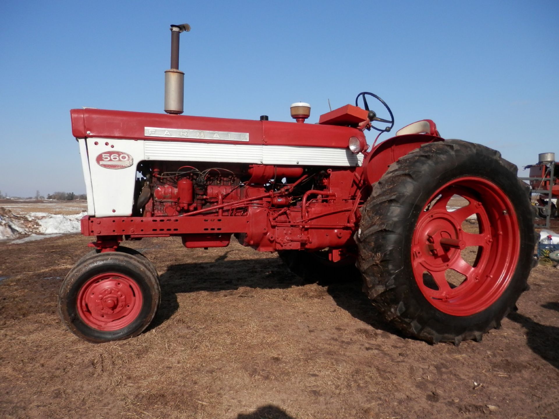 INTERNATIONAL FARMALL 560 GAS TRACTOR - Image 3 of 10