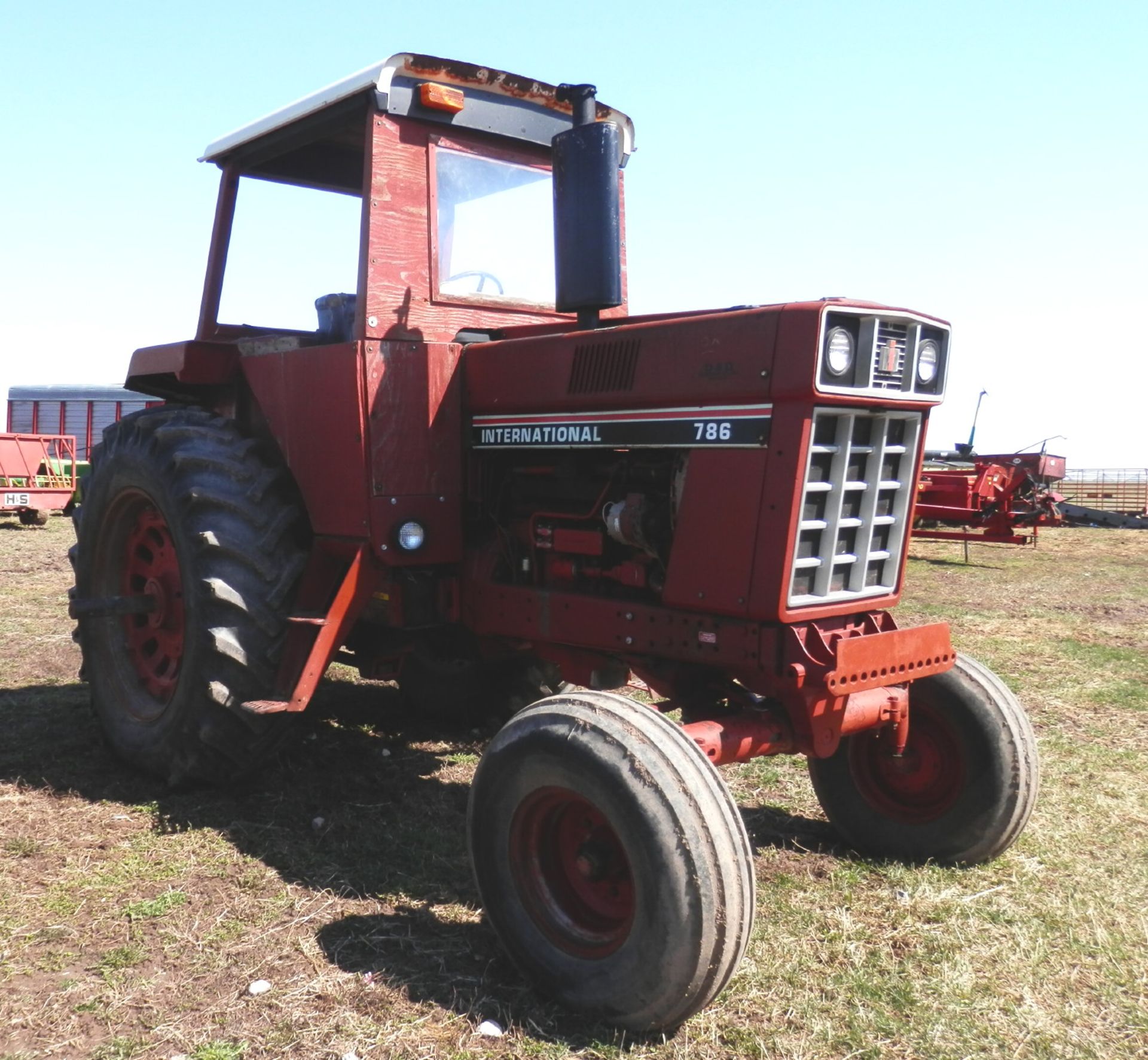 INTERNATIONAL 786 2WD TRACTOR - Image 2 of 3