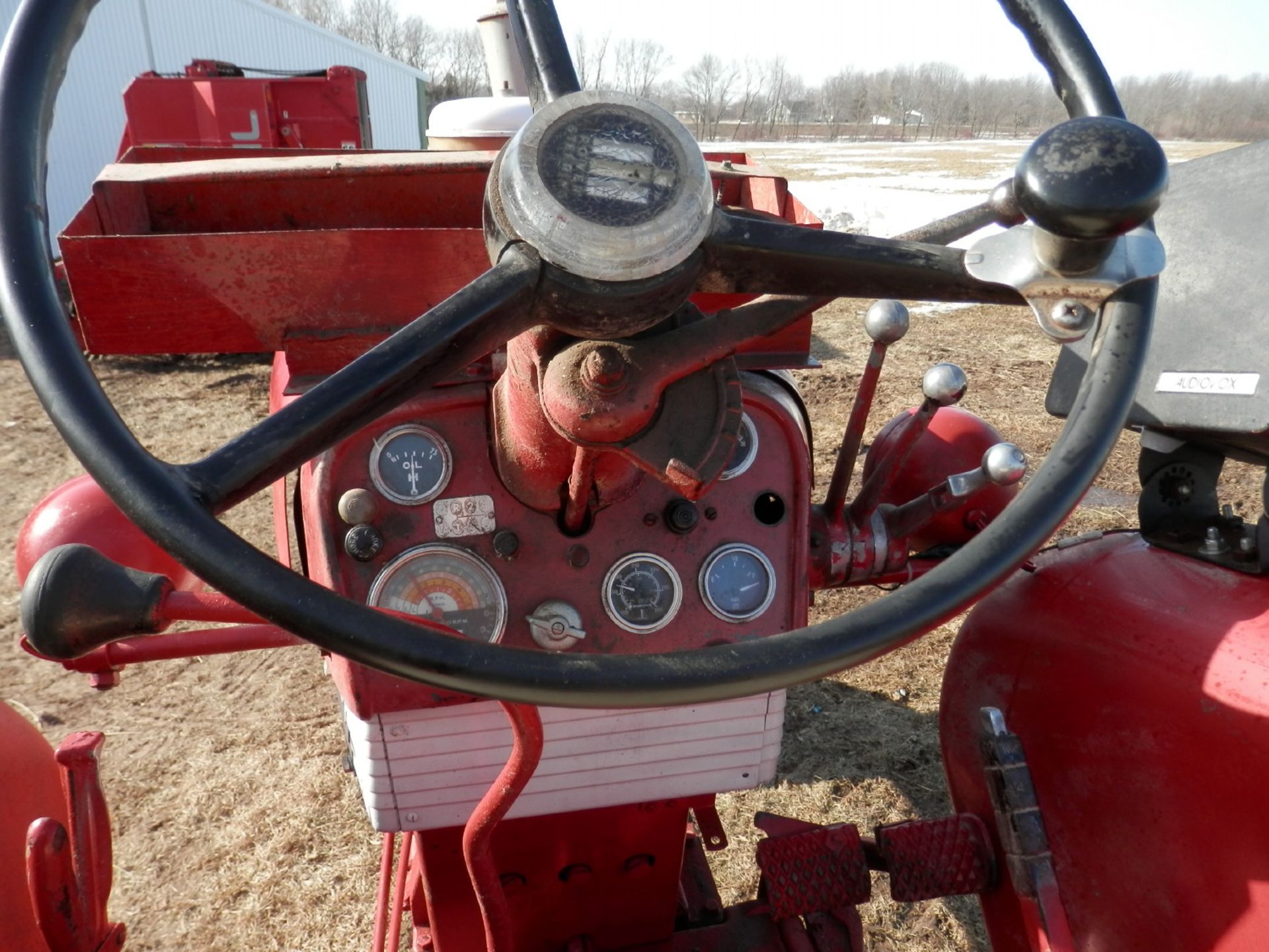 INTERNATIONAL FARMALL 560 GAS TRACTOR - Image 8 of 10