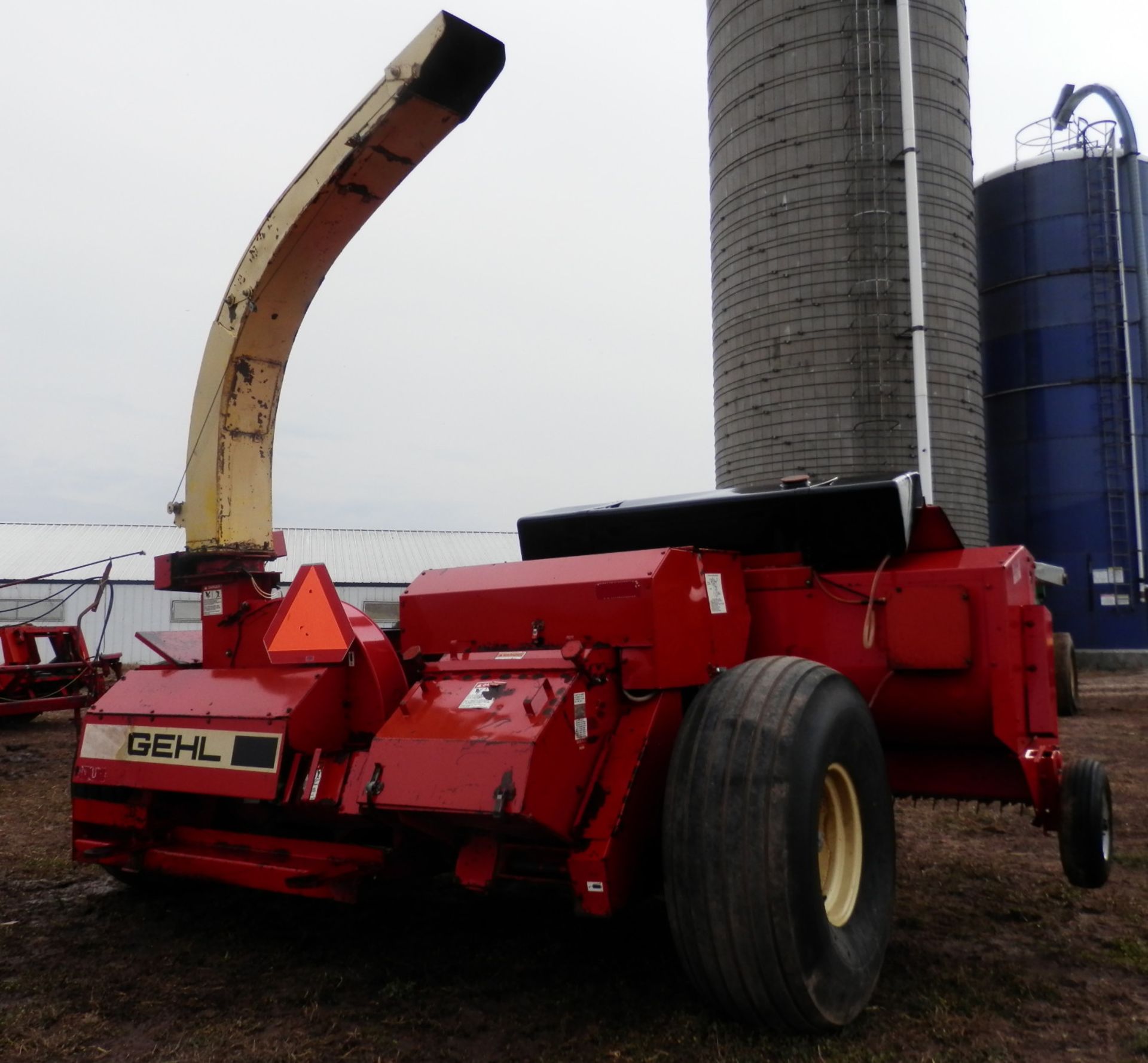 GEHL 1060 FORAGE CHOPPER w/7' HAYHEAD & GEHL TR2028 CORNHEAD - Image 2 of 2