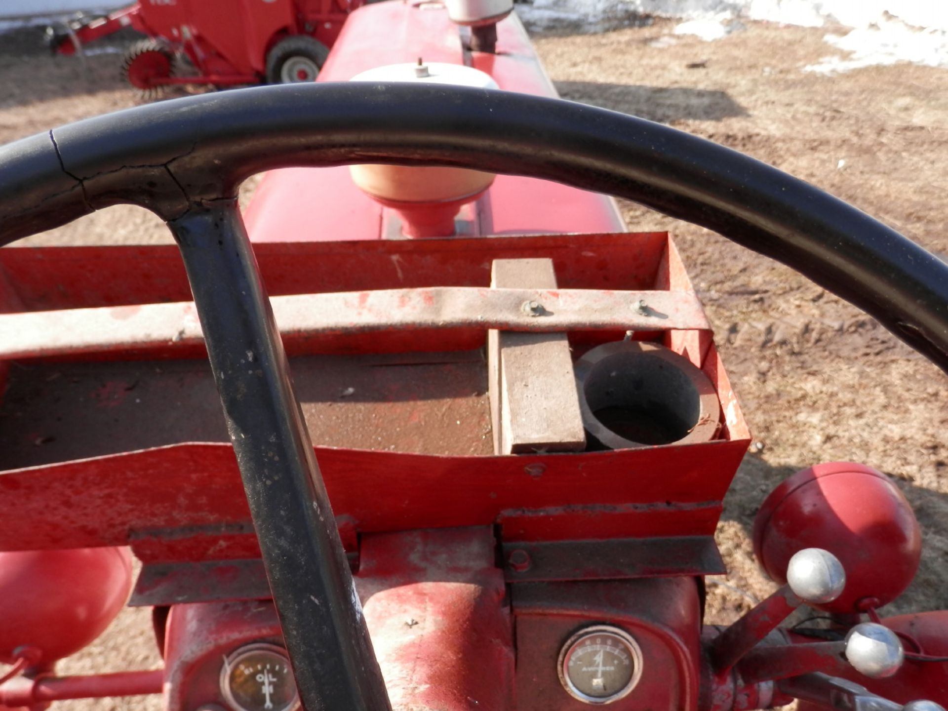 INTERNATIONAL FARMALL 560 GAS TRACTOR - Image 10 of 10