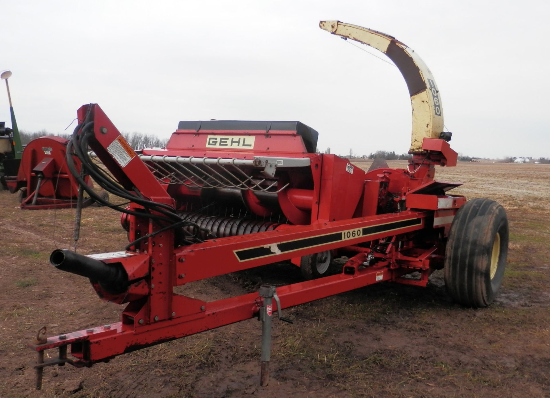 GEHL 1060 FORAGE CHOPPER w/7' HAYHEAD & GEHL TR2028 CORNHEAD