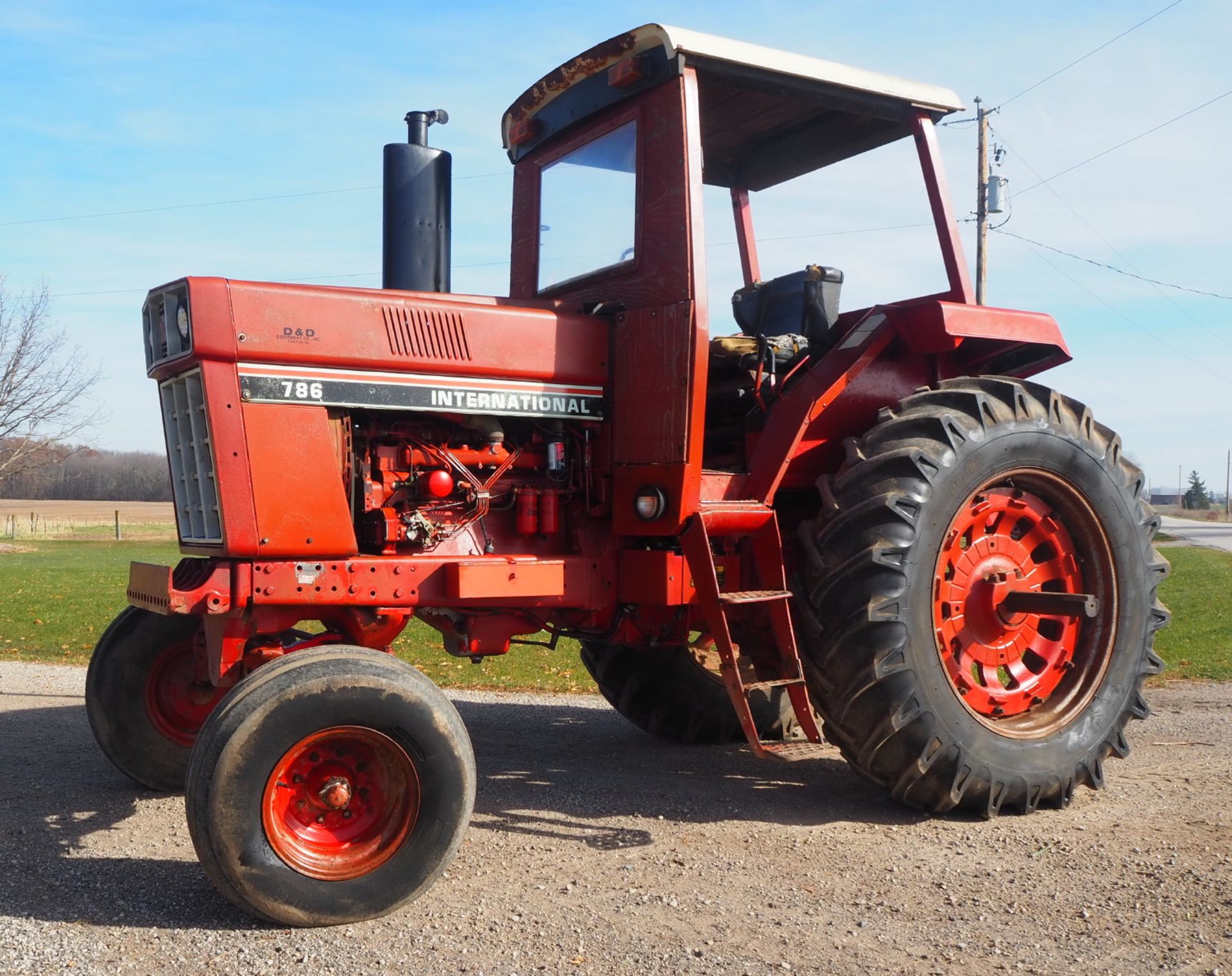 INTERNATIONAL 786 2WD TRACTOR