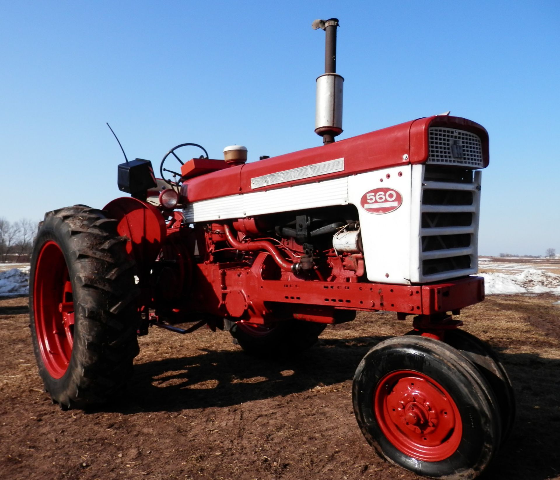 INTERNATIONAL FARMALL 560 GAS TRACTOR - Image 2 of 10