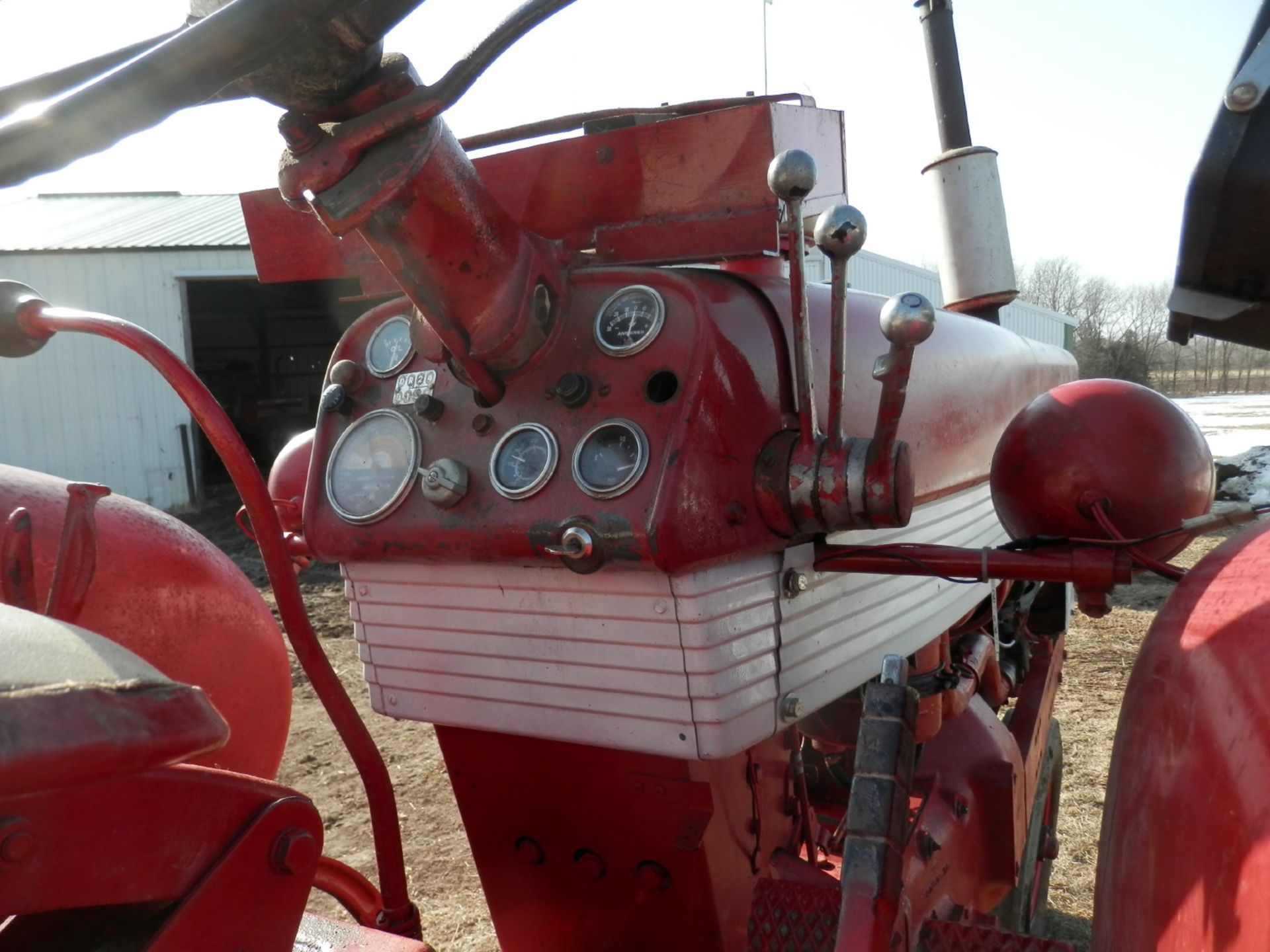 INTERNATIONAL FARMALL 560 GAS TRACTOR - Image 7 of 10