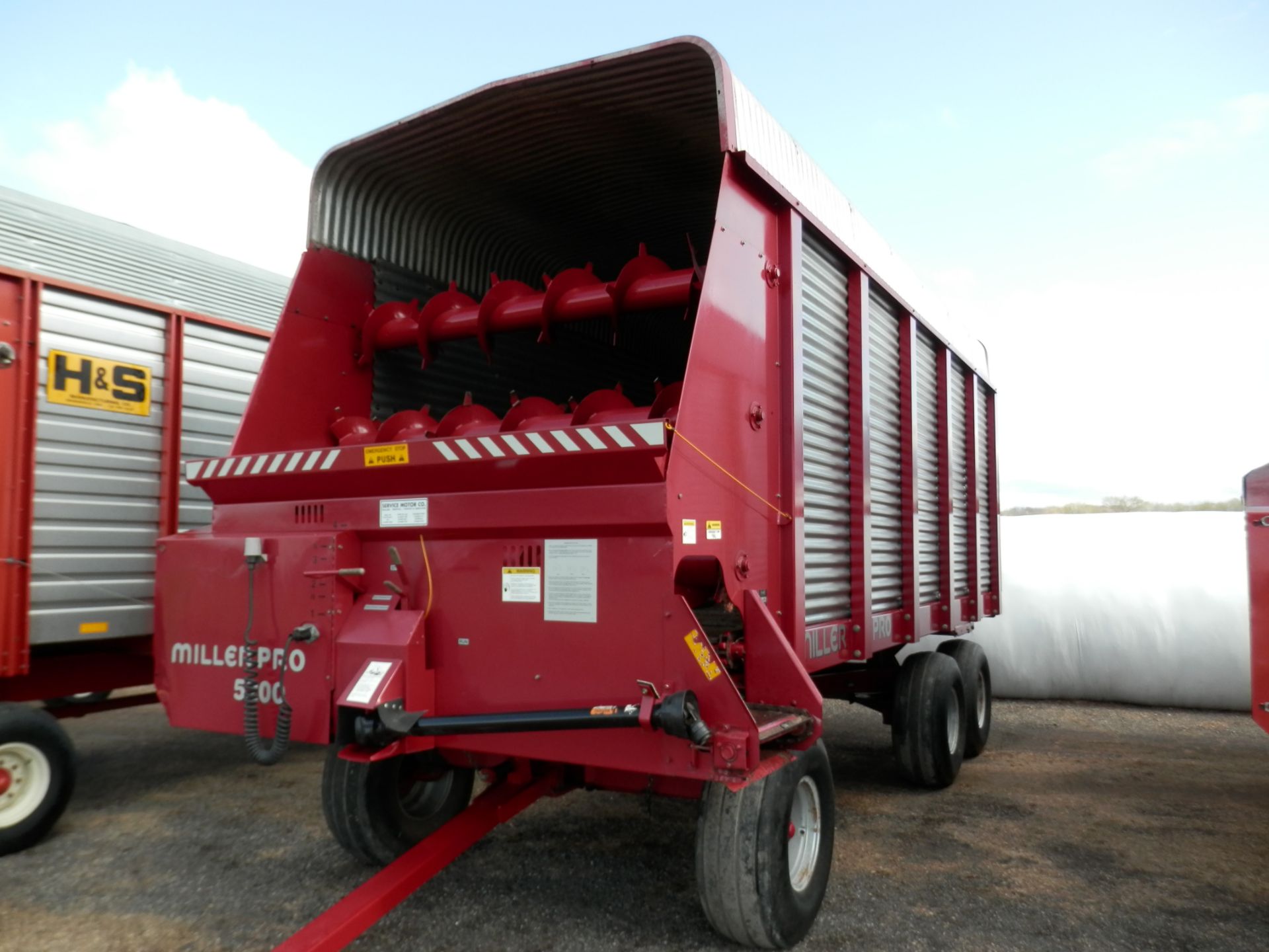 MILLER PRO 5200 18' LH FORAGE WAGON (SN 02682)