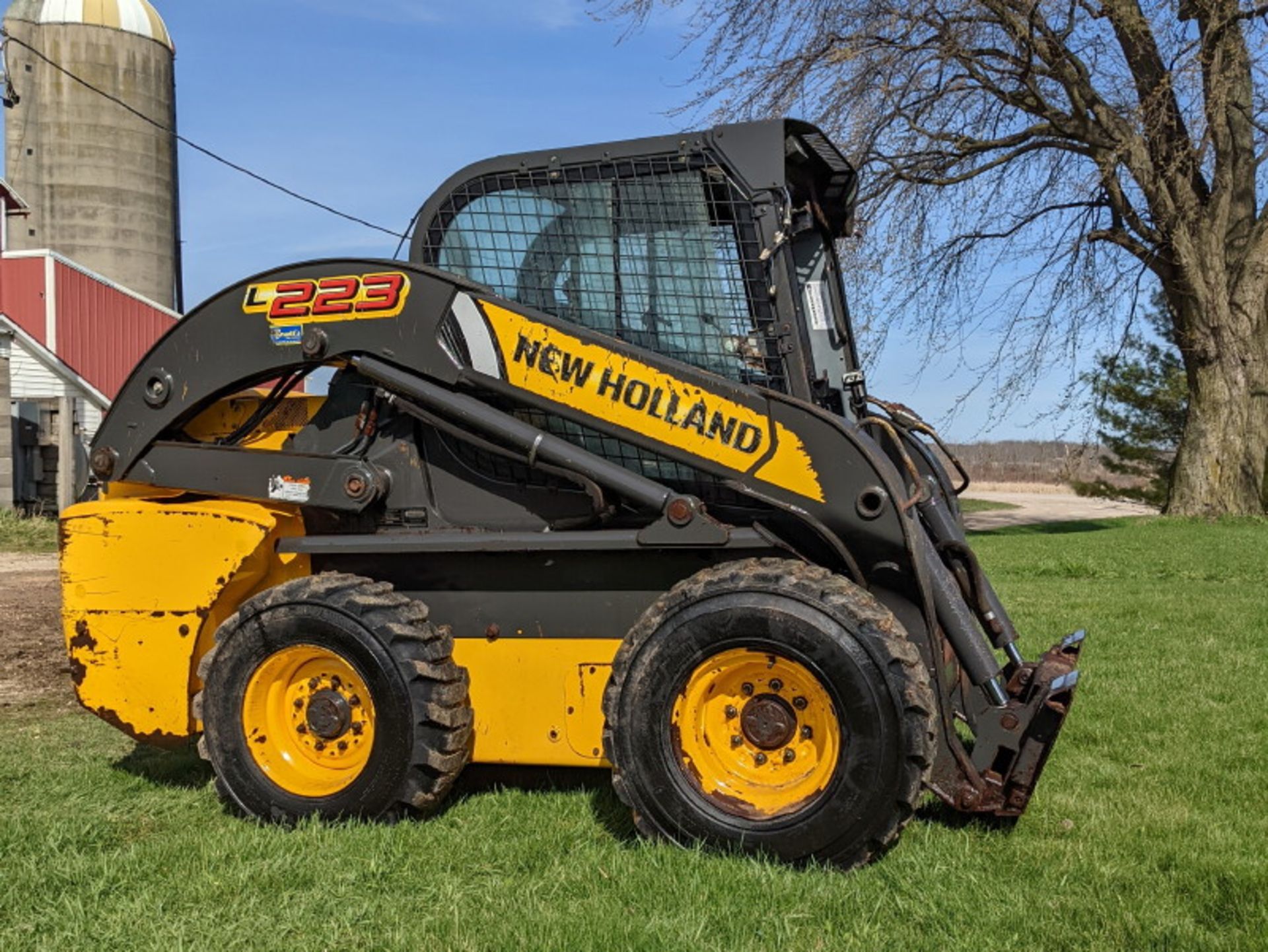 NEW HOLLAND L223 SKID STEER